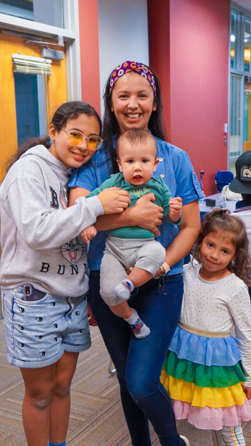 Bianca, propietaria de Valrett Cake con sus hijos.