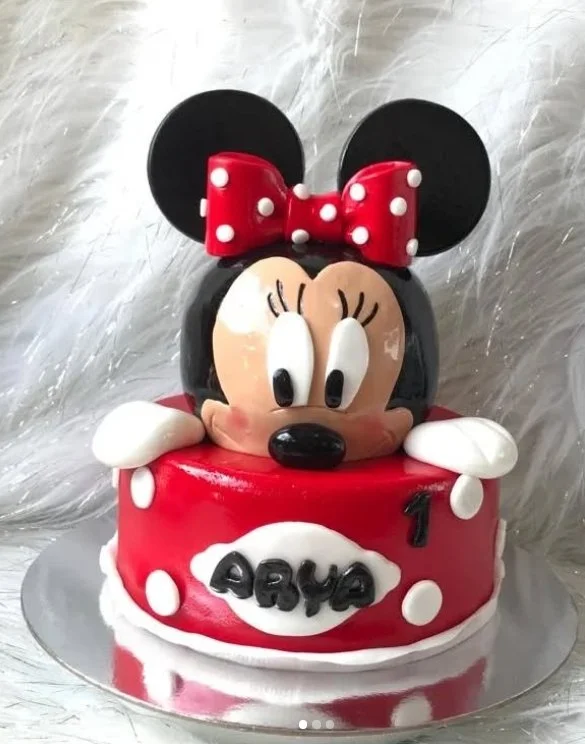 Pastel personalizado de Minnie Mouse por Valrett Cake.
