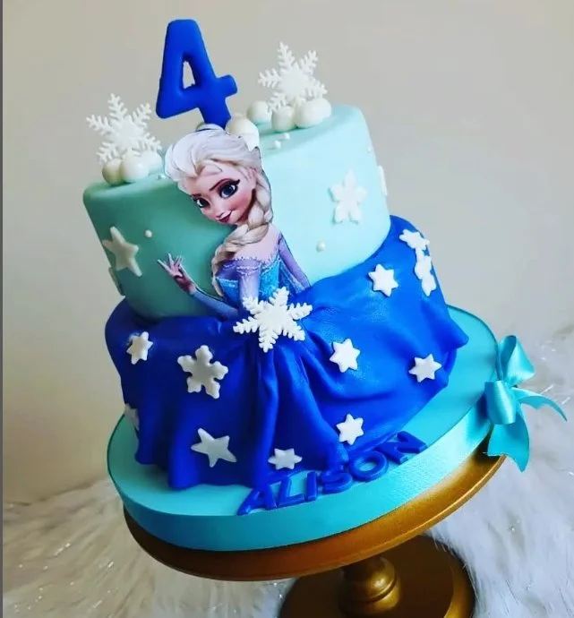 Pastel de cumpleaños personalizado temático de la película Frozen, con figuras de Elsa por Valrett Cake.
