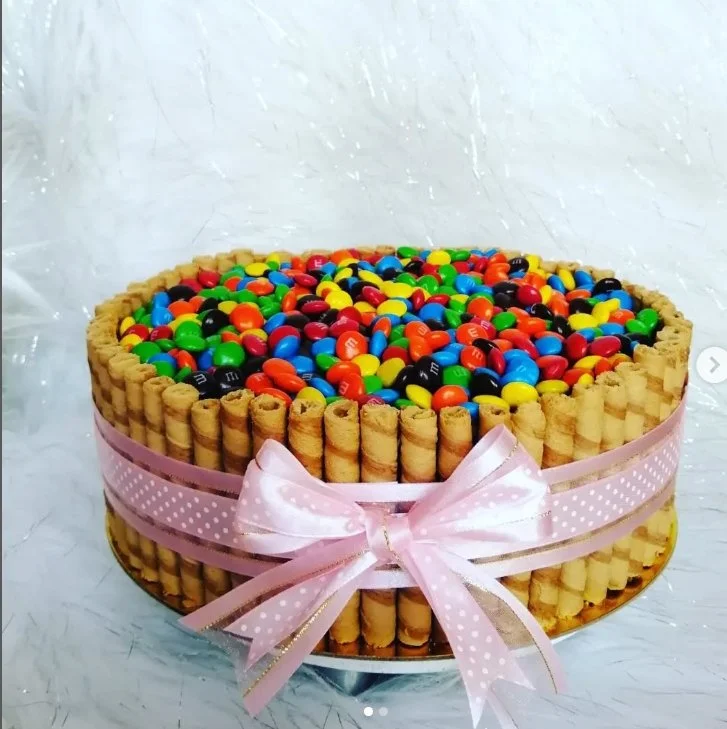 Torta de barquillos y chocolates M&M personalizado por Valrett Cake.