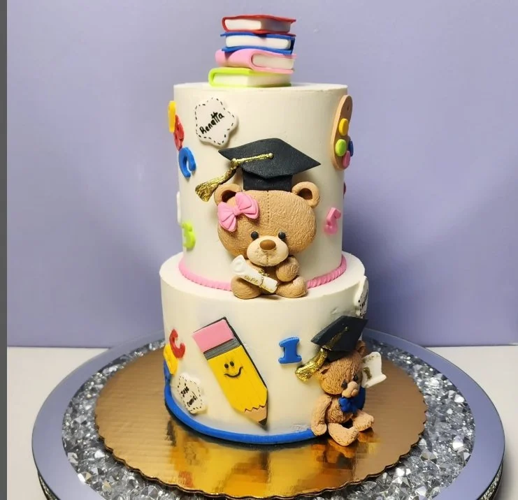 Pastel de graduación personalizado por Valrett Cake.