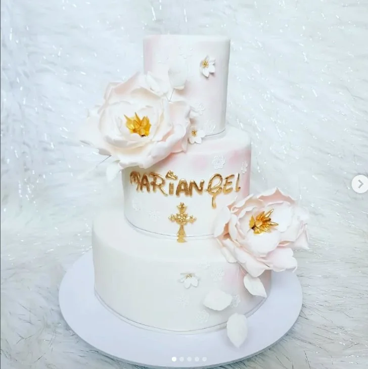 Pastel personalizado de primera comunión por Valrett Cake.