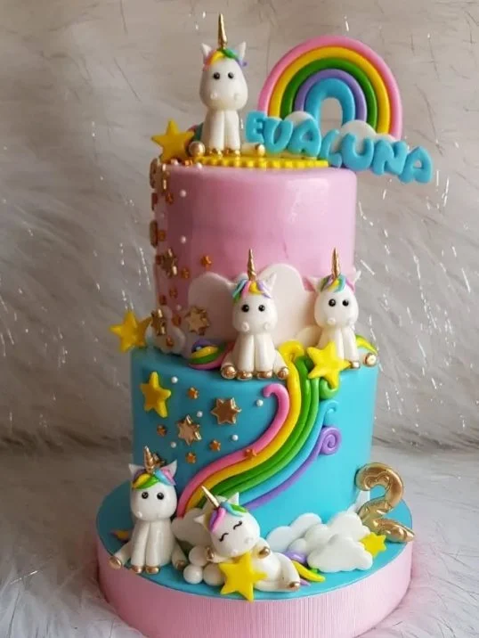 Pastel personalizado de unicornios por Valrett Cake.
