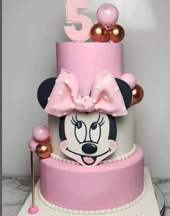 Pastel personalizado de Minnie por Valrett Cake. 