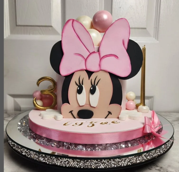 Pastel personalizado de Minnie por Valrett Cake.