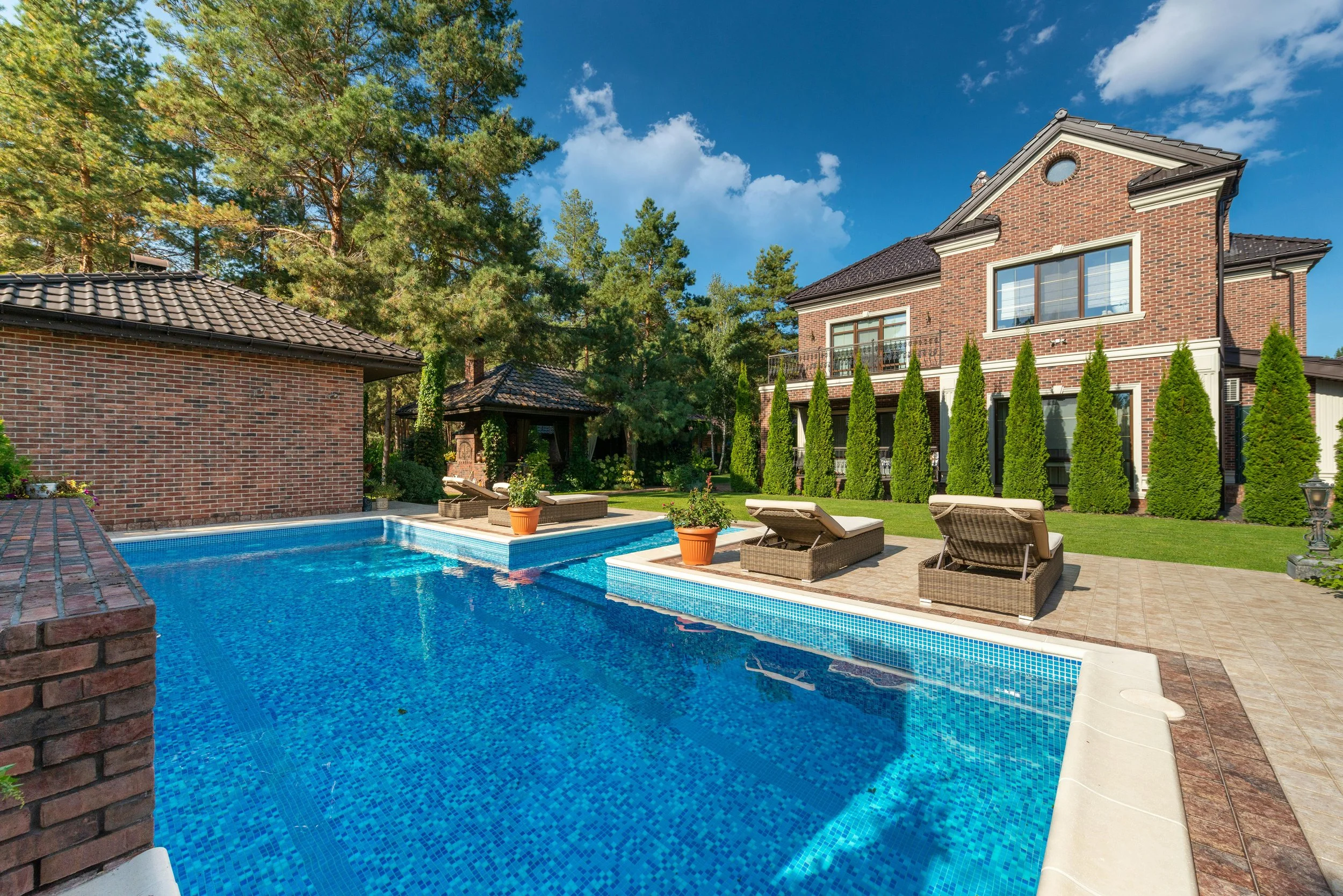 Pebble vs Quartz Pool Finishes: Which One Is Right For You?