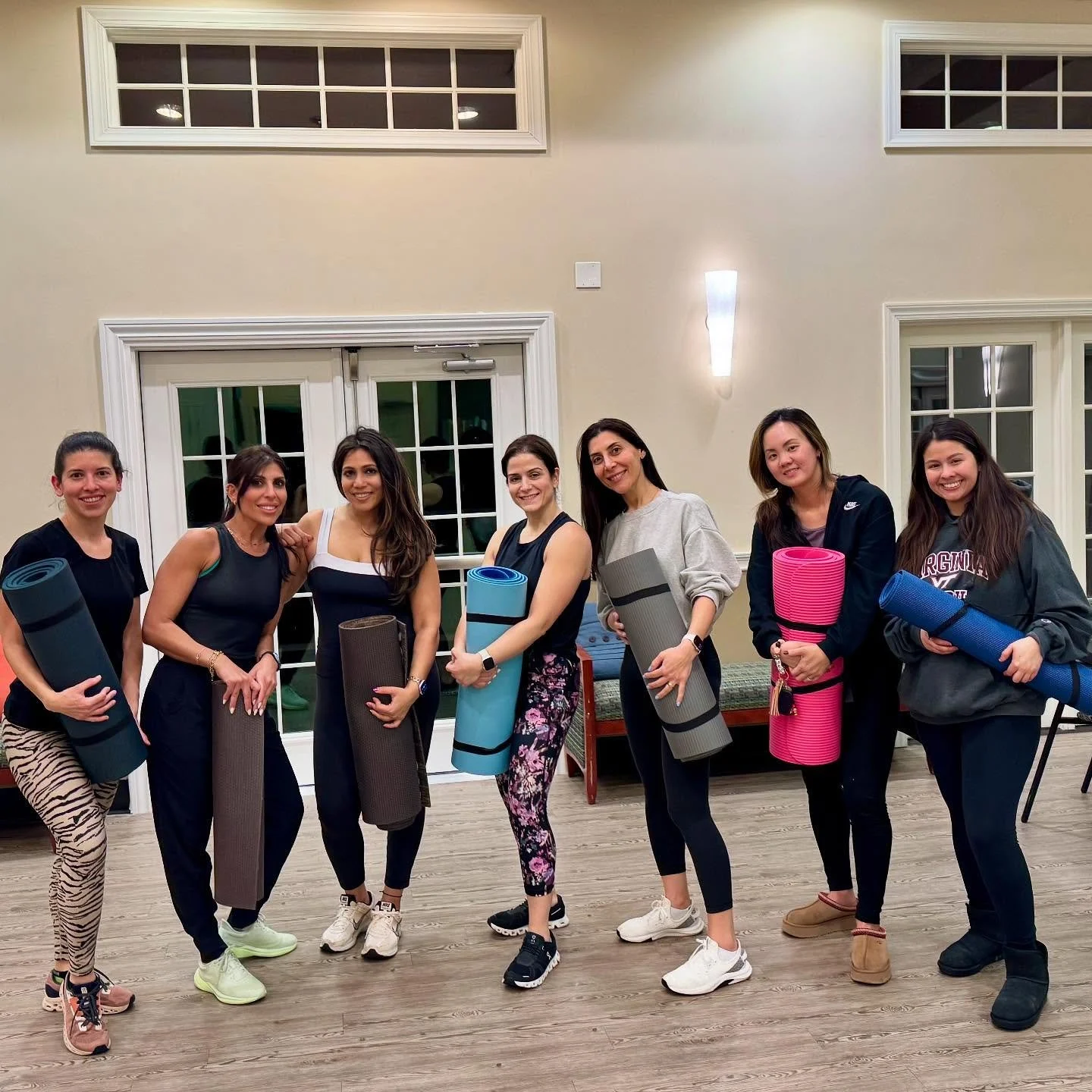 Friday night&rsquo;s finest🧘🏻&zwj;♀️

#yoginis #happyhouryoga