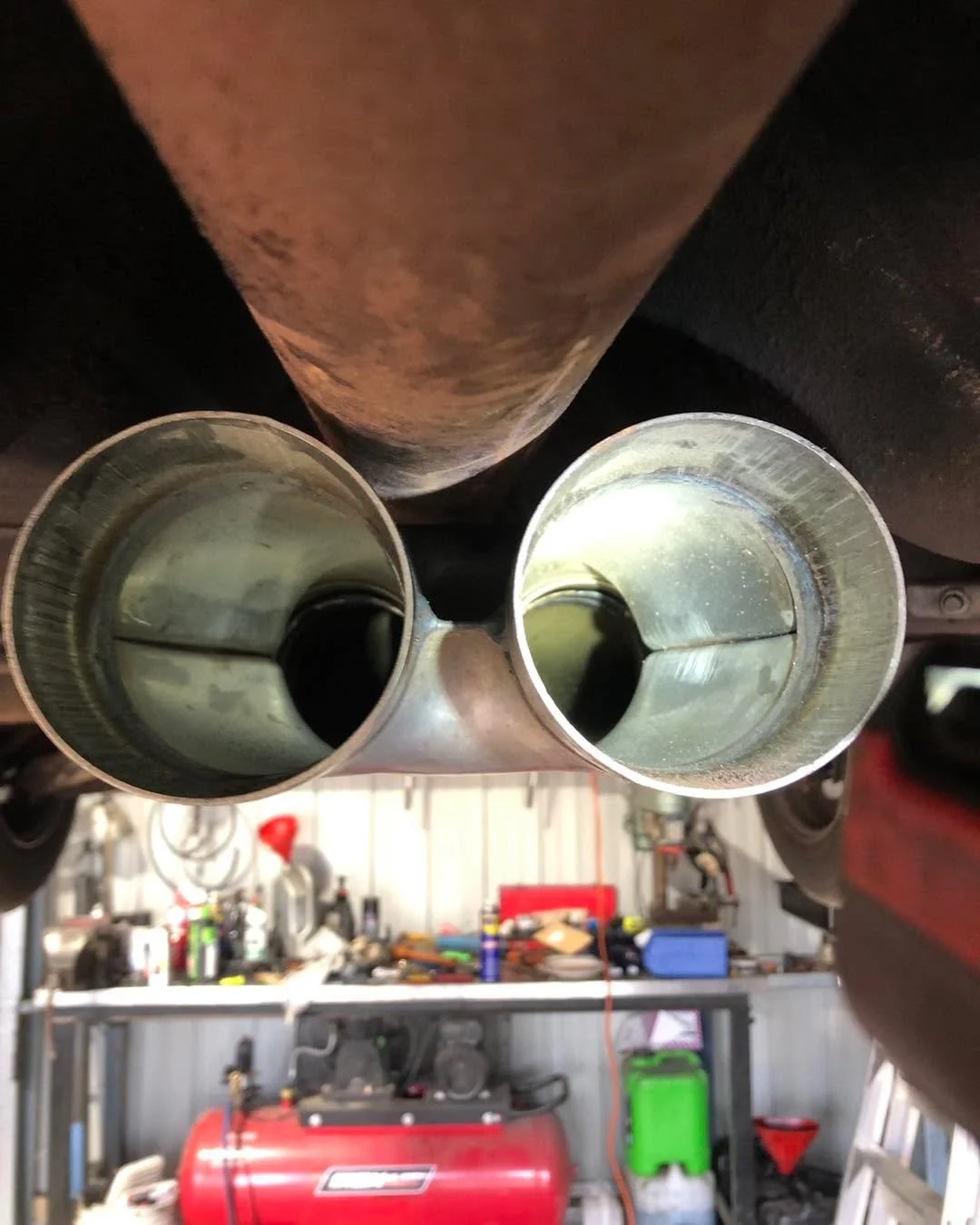 Exhaust time for the HQ 383 Monaro , so Pete chose to build a dual 3 inch system with old school Mitchell race mufflers and supercar race merge for mid range torque and that sweet muscle car exhaust note with a touch of class 👍😎🏁🏁