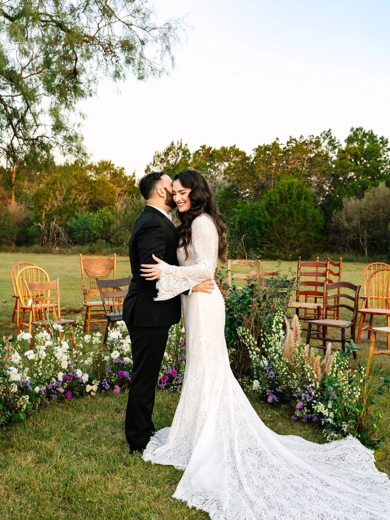 Golden leaves 🍁. Crisp Hill Country air 🍃. The gentle glow of sunset 🌅 over La Dolce Vita Estates&hellip; 

Fall is truly magical here in New Braunfels, and there&rsquo;s no better backdrop for &ldquo;I do.&rdquo; 🍂💍 

Whether you dream of a rus
