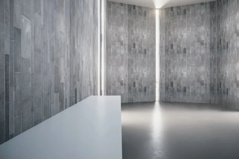 Détail architectural minimaliste d'un mur en pierre grise avec une fente de lumière verticale, illustrant la libération de capitaux pour Turcotte Hypothèque