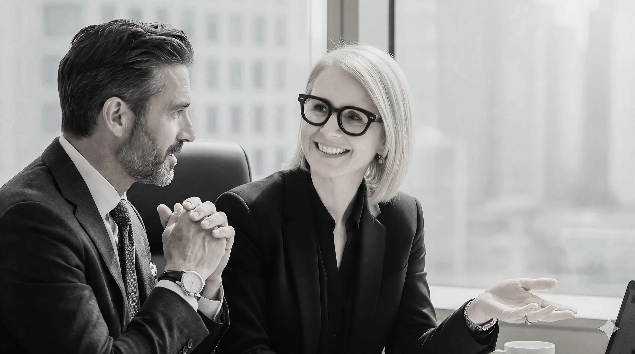 onsultation professionnelle entre deux experts en gestion privée, illustrant l'analyse stratégique et confidentielle chez Turcotte Hypothèque