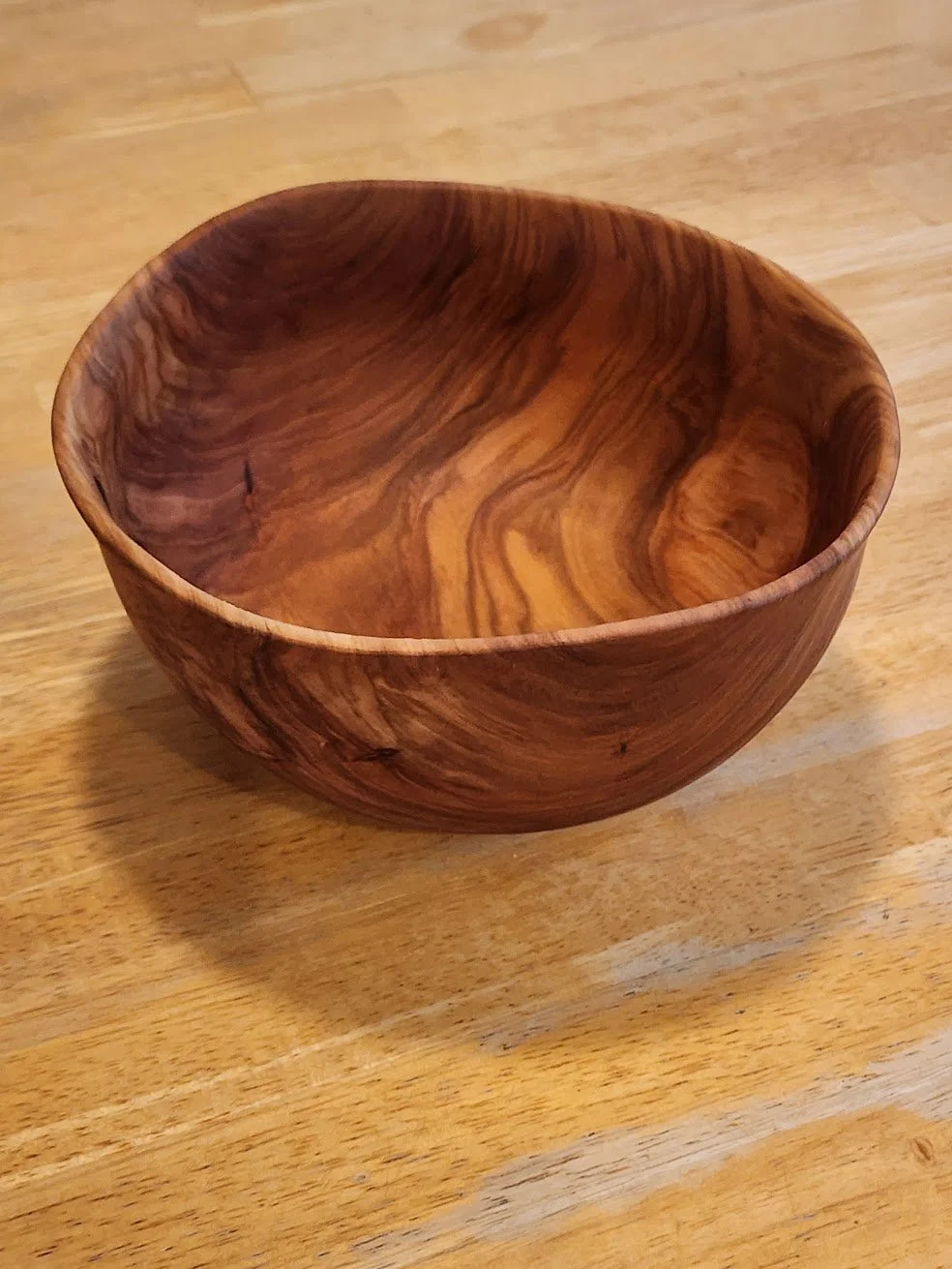 26011 - Apple bowl with tripod feet - table.jpg