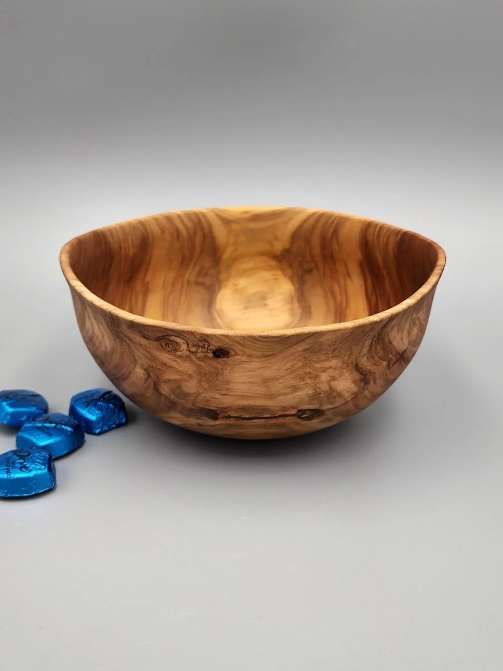 26011 - Apple bowl with tripod feet - front.jpg