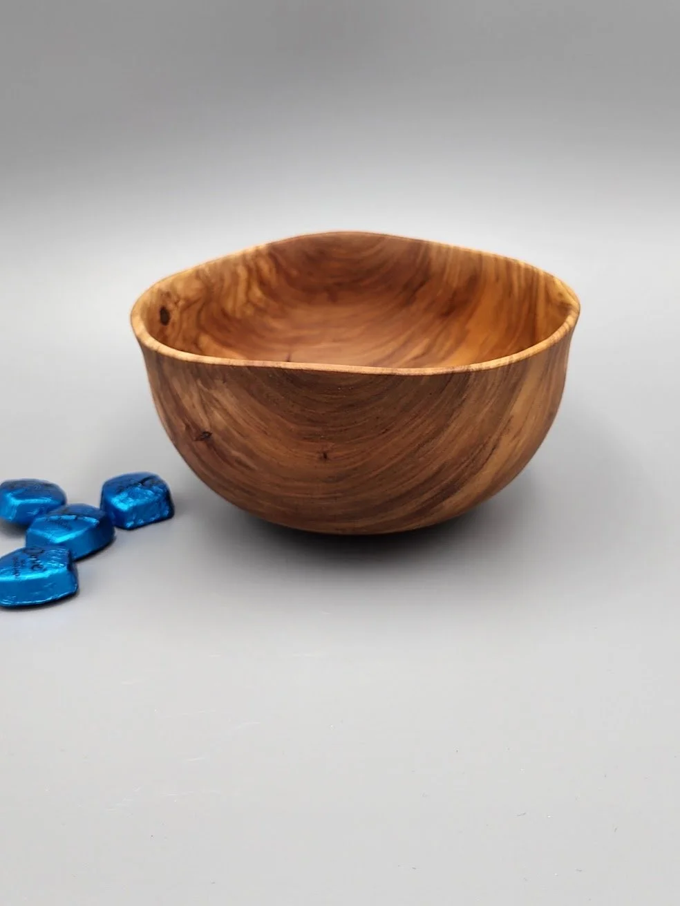 26011 - Apple bowl with tripod feet - side 2.jpg