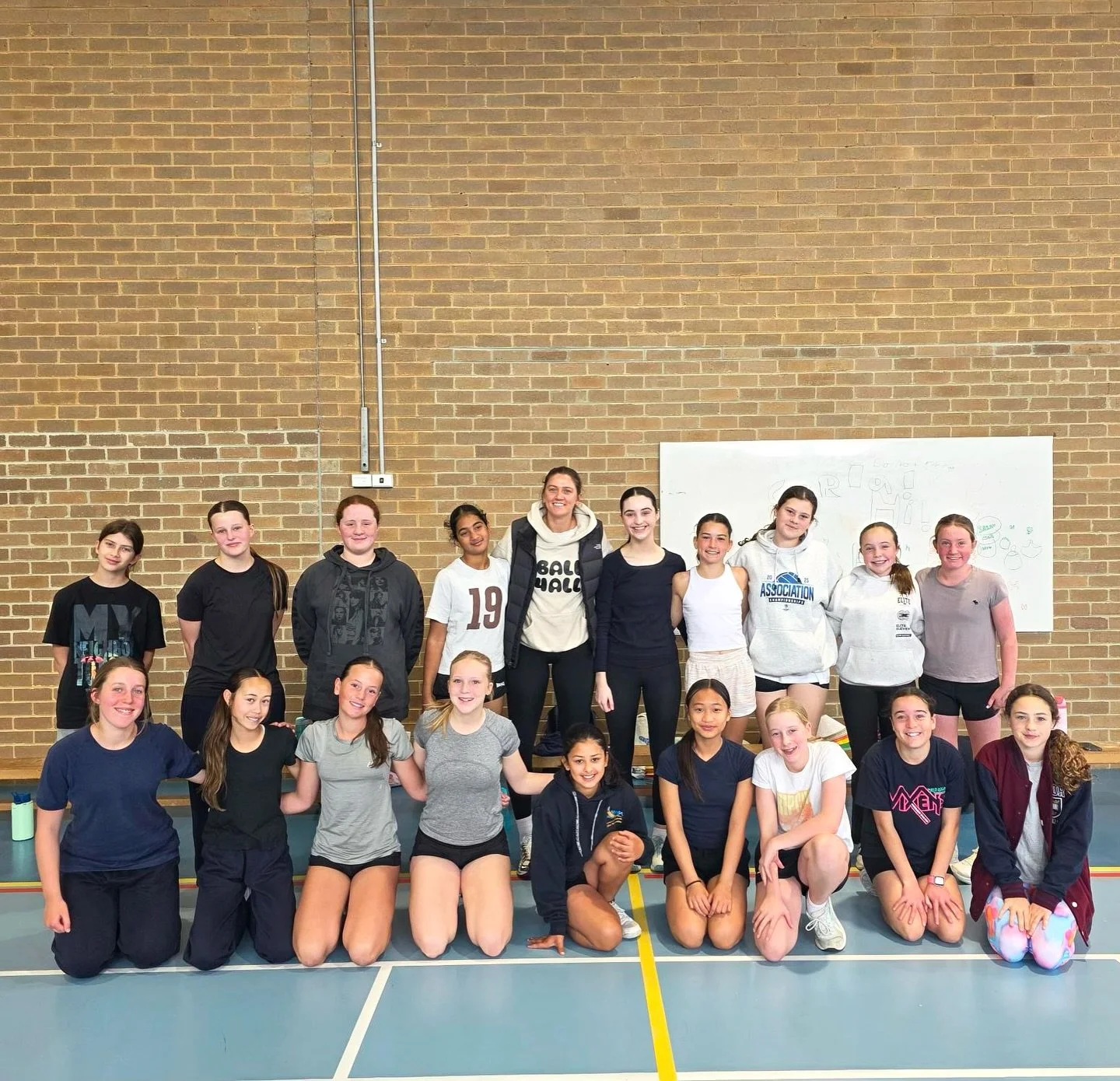 What a fantastic session @mentonegirlsgrammar! 🙌 Big thanks to @kateeddy_ for bringing her energy ⚡ and expertise 🏐 to the courts. The kids left smiling 😄 and inspired ✨