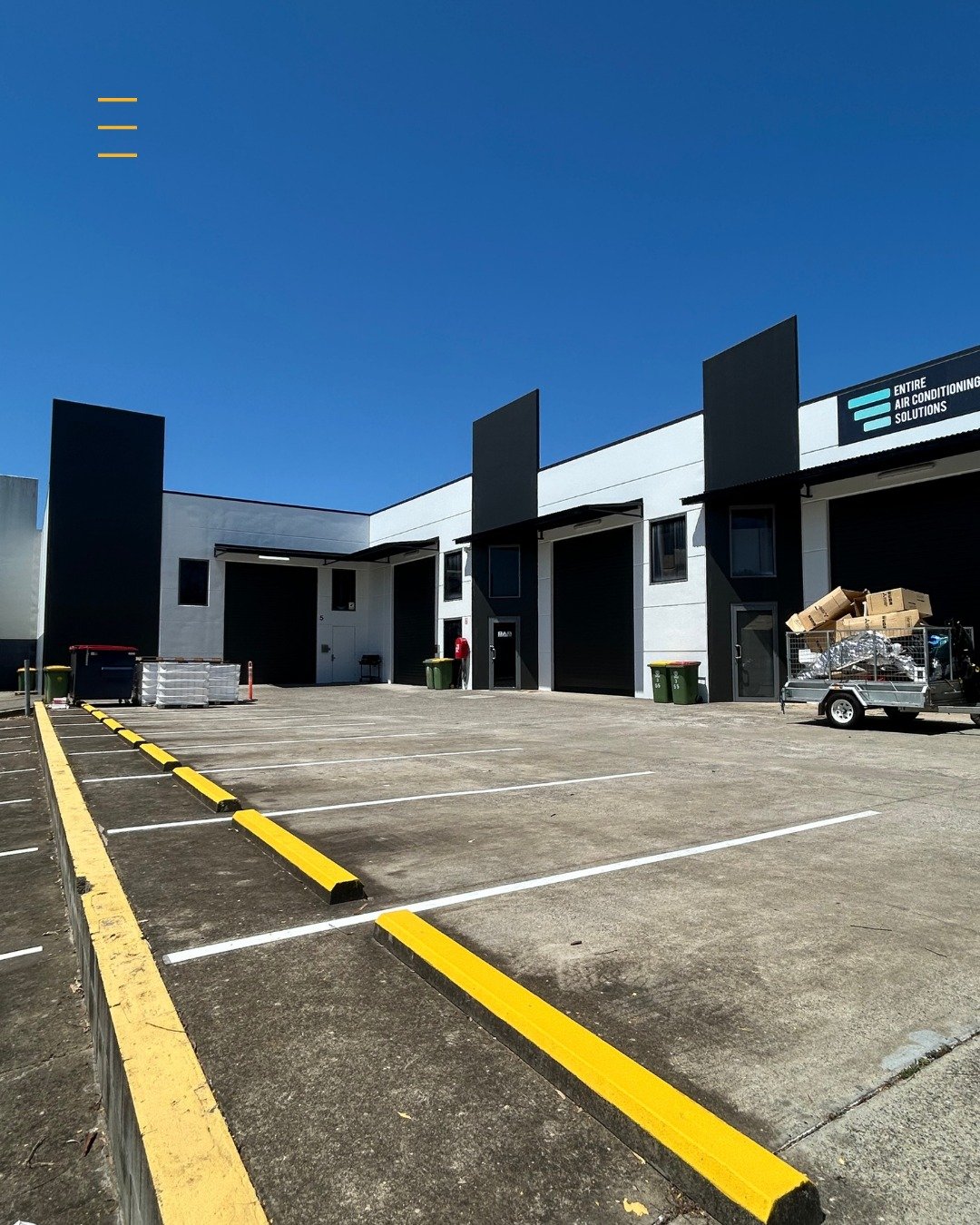 A clean, modern upgrade for this Capalaba commercial space 🖤🤍
Our client wanted to move away from the old horizontal layout that caused streaking and staining, and instead align with the fresh, monochromatic look of the surrounding buildings.
By in