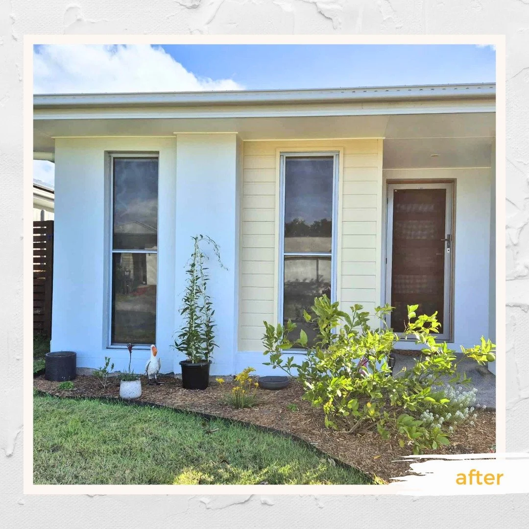 From vine-covered to vibrant 🤩
This Capalaba home was once wrapped in a creeper vine that, while beautiful, caused damage to the exterior paint. Once the vine was removed, we uncovered weathered walls in need of some TLC.
We carried out the proper p