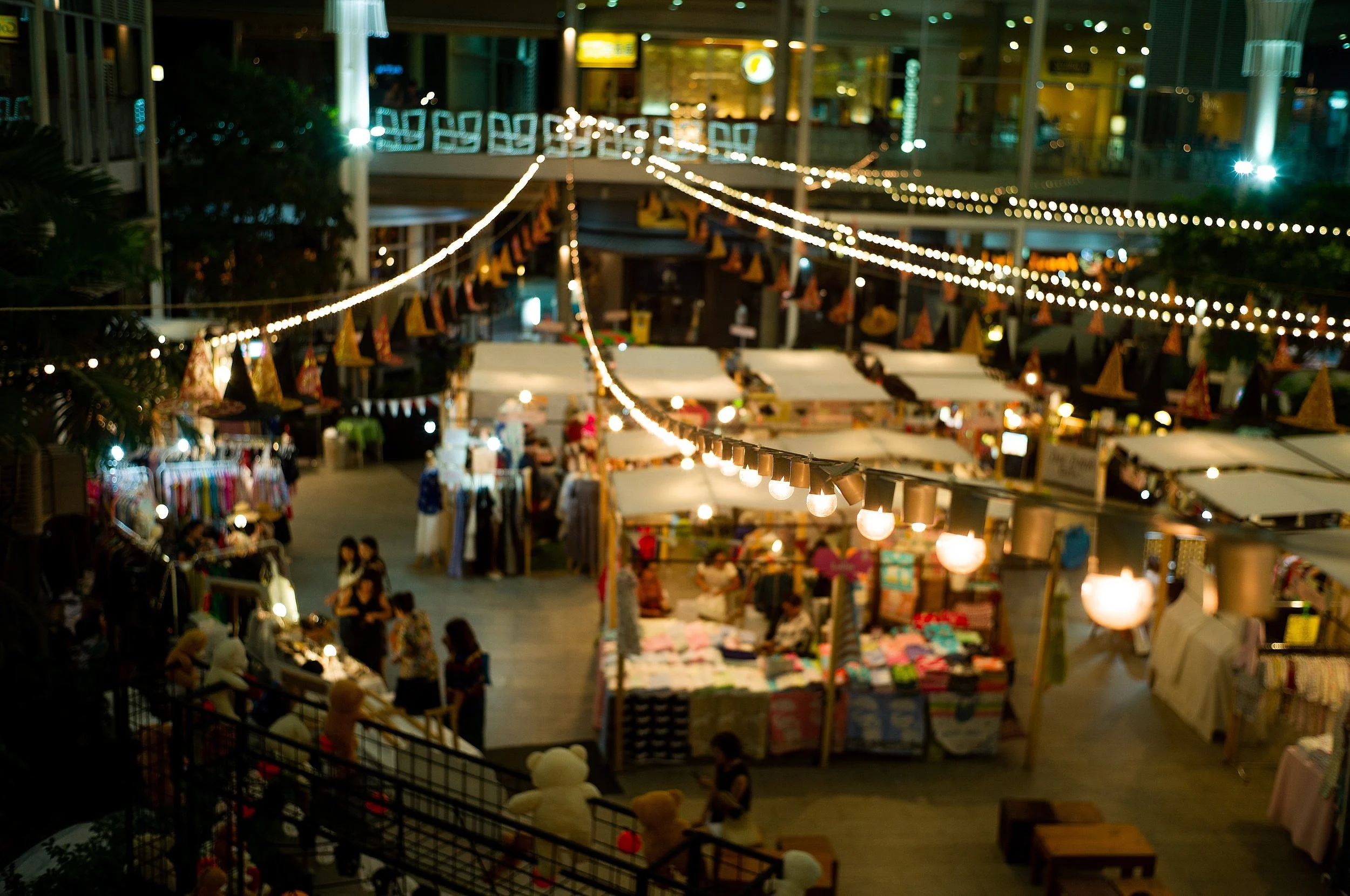 vecteezy_cityscape-and-landscape-of-night-flea-market-in-a-community_2376728.jpg
