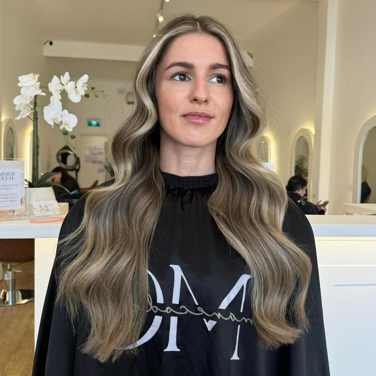 When a little goes a long way. We did a 1/4 head of foils and toner on the beautiful Kat 🤍

Formula👇👇
Schwarzkopf BlondeMe 9+ premium lightener + 6%
Toner: Vibrance 9.1 + 9.12 + 1.6% 

#blondeshavemorefun #schwarzkopfblondeme #schwarzkopfprofessio