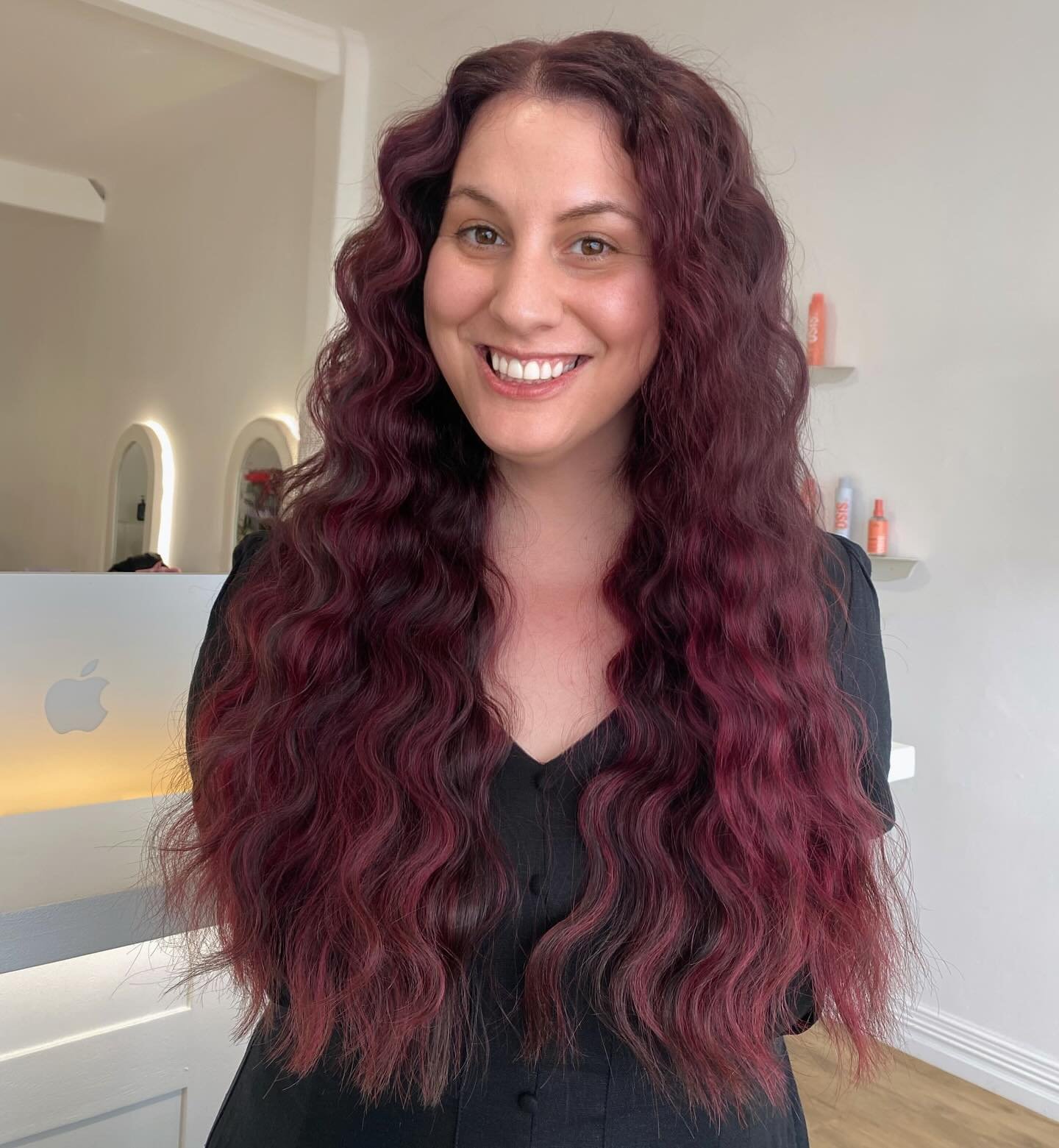 Cherry GOALS 🍒 

Using @schwarzkopfproanz IGORA 6.99 + 9.98 + 10vol and our fav Mermade PRO Mini Hair Waver @mermade.hair 💘 

With 24inch 225g of @inchesbymanecode 

#hairdressers #hair #hairdresser #hairstylist #hairsalon #haircut #hairstyle #bala