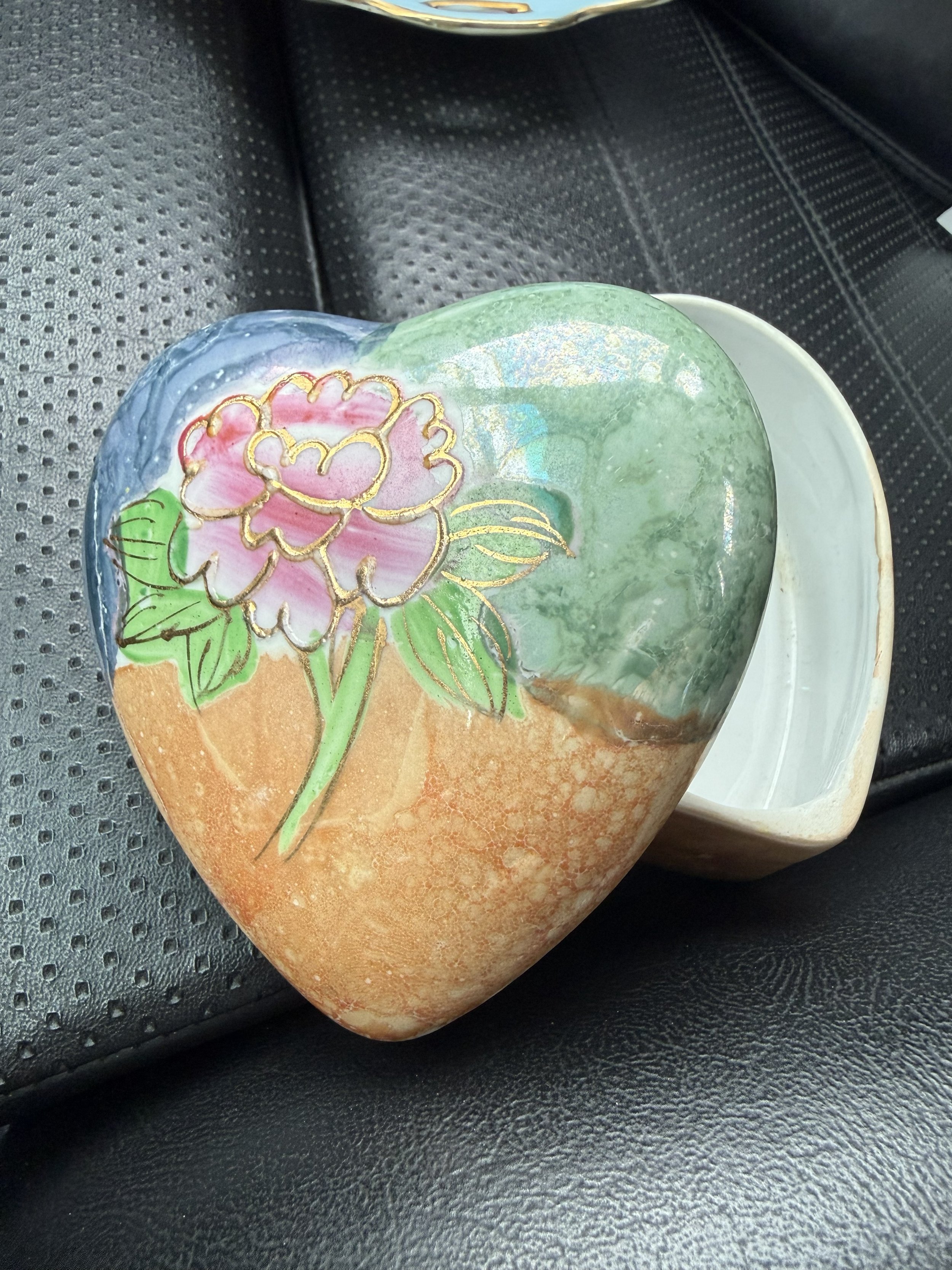  You know what else I’ll never say no to? A cute little trinket box! From what I understand, everyone loves a box. I know lusterware can be divisive but I’m not opposed to it.  