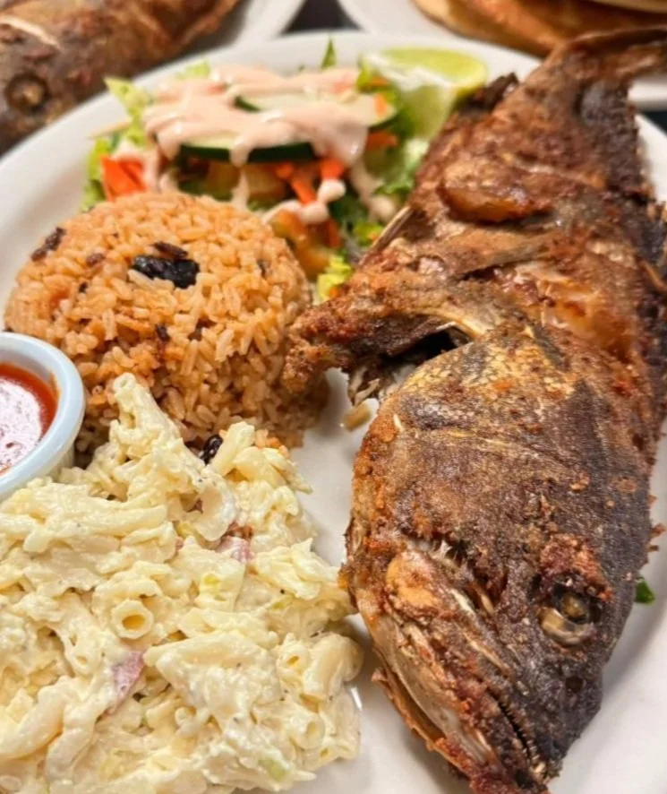 Authentic Aruban-style grilled keri keri fish served with white rice, creamy macaroni salad, and fresh green salad with dressing on the side—featured on an Aruba Eats food tour at CocoPlum Restaurant.