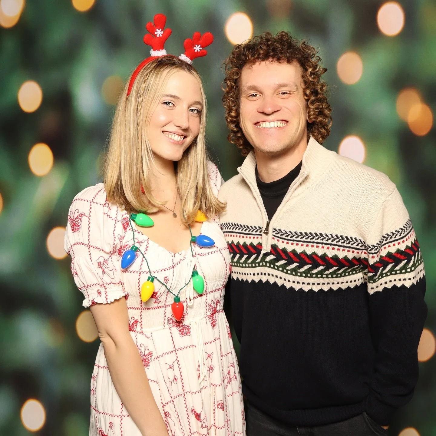 We are loving our Christmas Tree backdrop this holiday season 🎄🎅