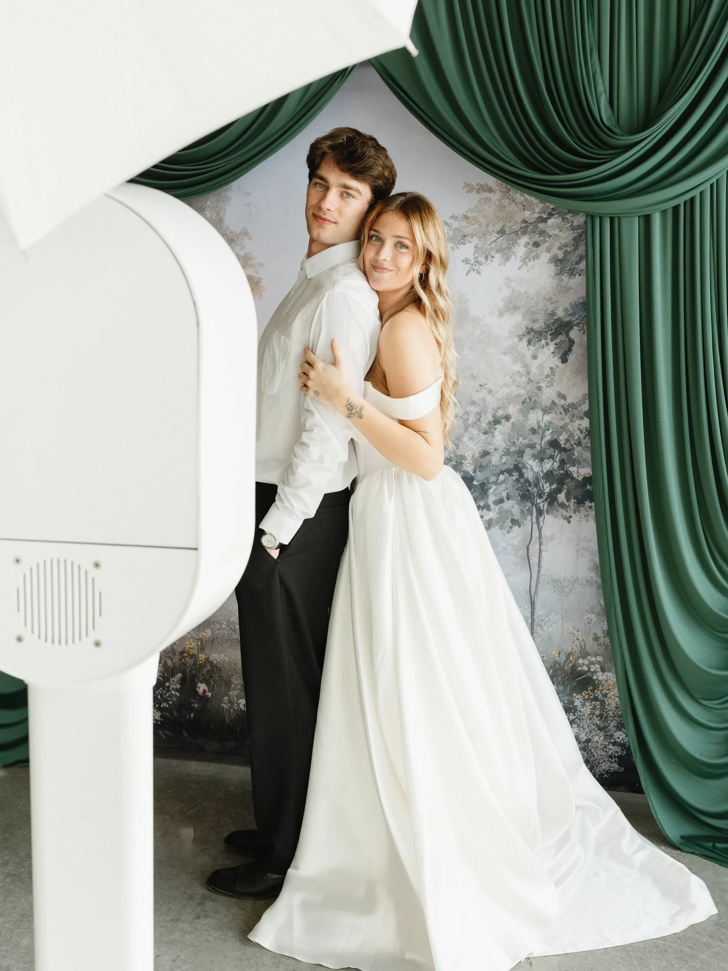 If you&rsquo;ve been seeing draping everywhere lately&hellip; you&rsquo;re not imagining it.

2026 weddings are leaning into texture, softness, and intentional design and this is exactly why.

Your photo booth shouldn&rsquo;t feel separate from your 