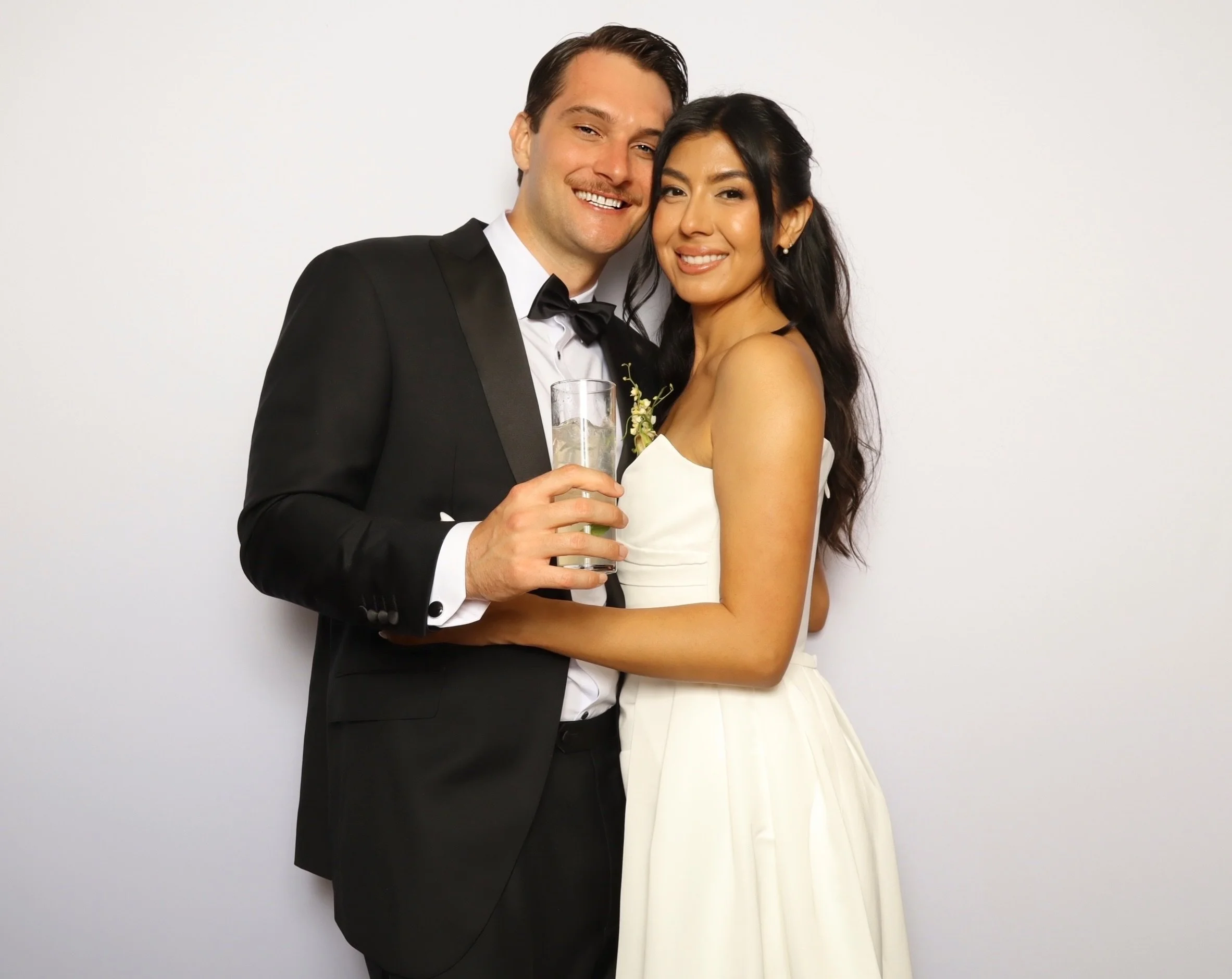 4x6 prints and a crisp white backdrop will forever be one of our favorite combinations ✨

Simple, elevated, and always a guest favorite.

@meaganhilssevents 
@idoatscrippsforum