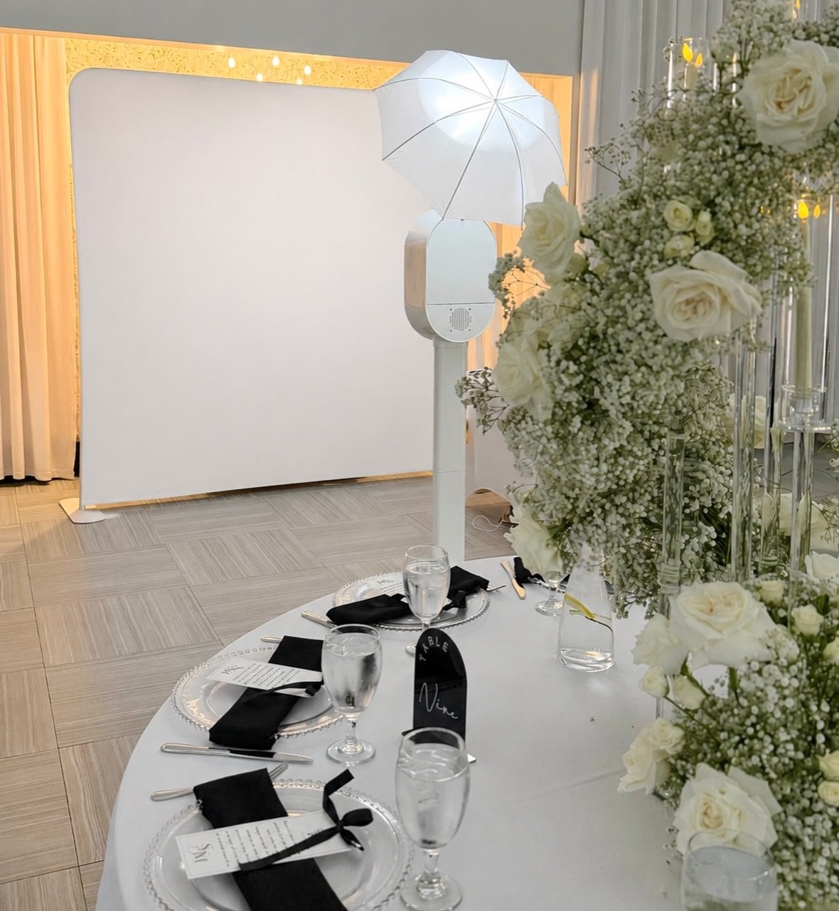Your guests walk in and they&rsquo;re floored by the gorgeous florals, the decor, the entire room.

Every detail thoughtfully chosen and designed over the past year.

So why book a photo booth that feels like an afterthought?

Choose an experience th