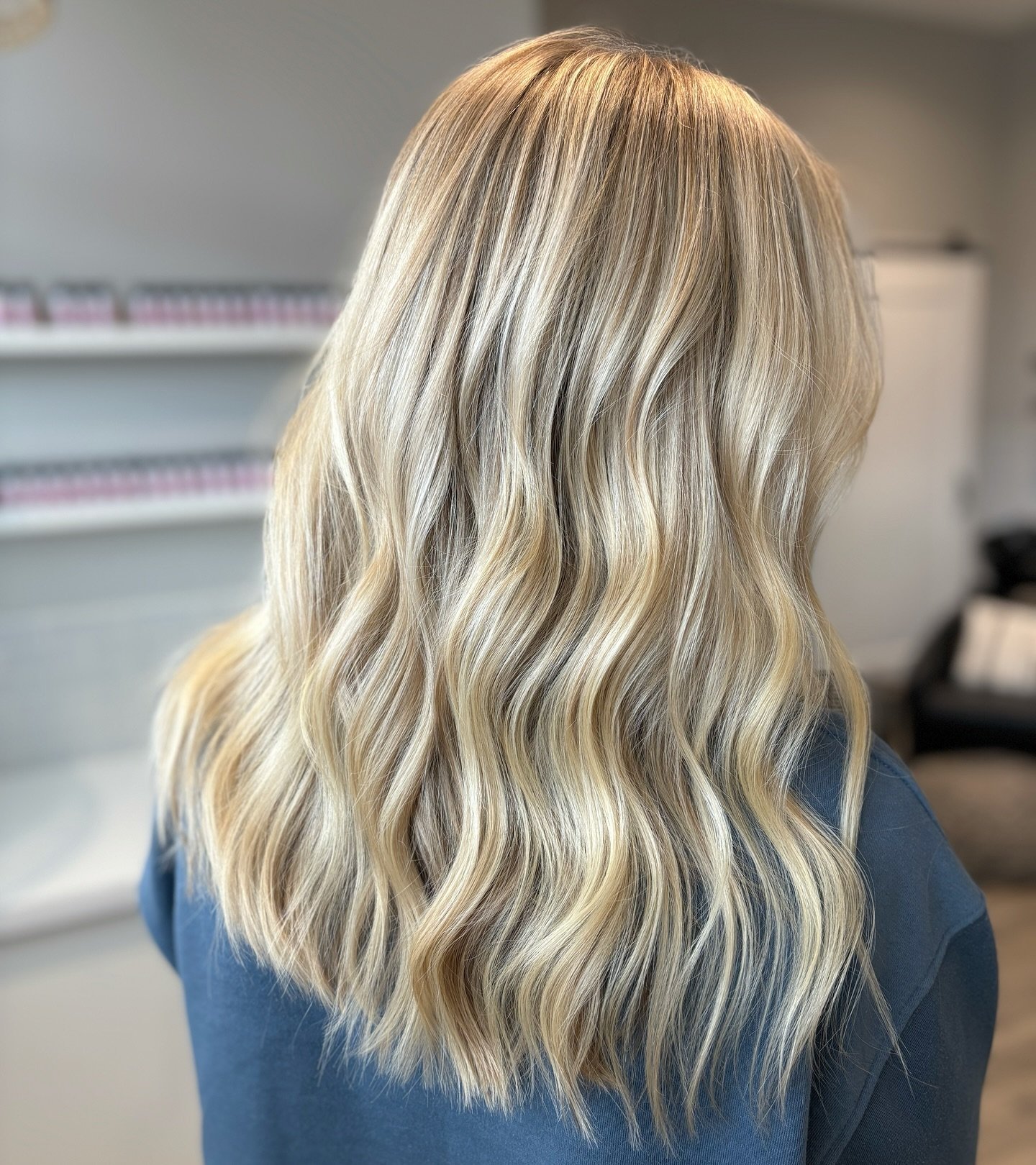 Let&rsquo;s call this the Aussie blonde 🐨 

my client moved to Australia of course I had to get her in while she was visiting ❤️

+ @wellahair lightener 

+ @redken shadesEQ root tap &amp; tone

+ @k18hair 

#hairbyjaclyn #blondehair #blondehighligh