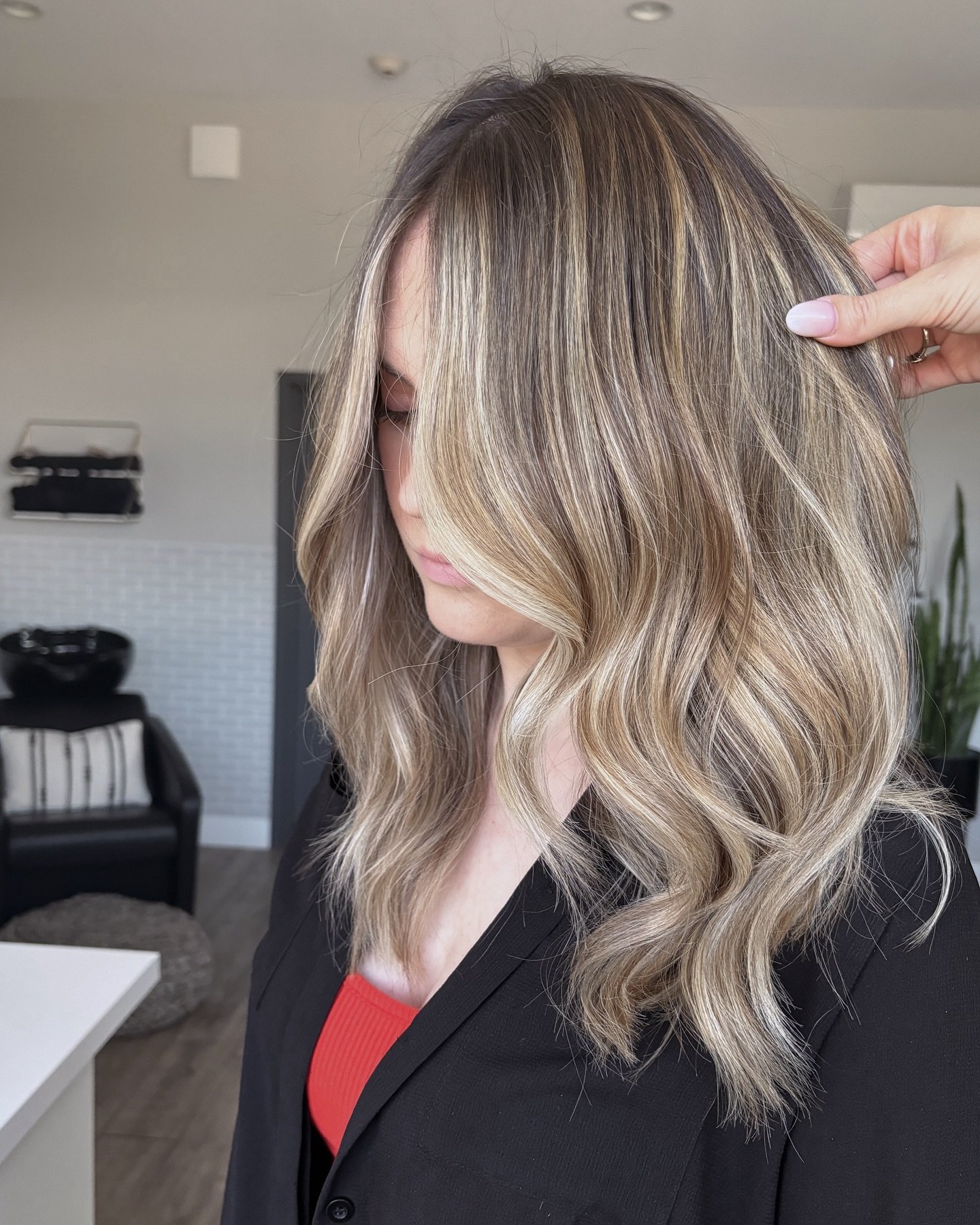 Spring hair loading &hellip;. 🌸

Used a few techniques I learned from the @nataliemckellhair class and I&rsquo;m obsessed 

+ lifted @wellahair Blondor 

+ root tap &amp; gloss @redkenpro shades EQ

+ style @minttools 1.5&rdquo; x long iron

#hairby