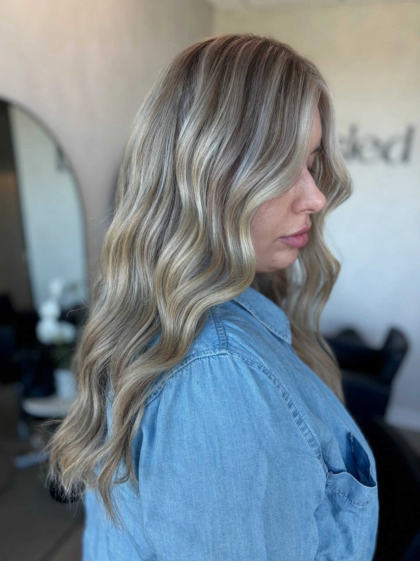 Soft &amp; blendy

+ lifted @schwarzkopfcan Blondor 

+ protected @k18hair 

+ gloss @redken shades 

#hairbyjaclyn #blondespecialist #blondehighlights #lowlights #roottap #coolblonde #icyblondehair