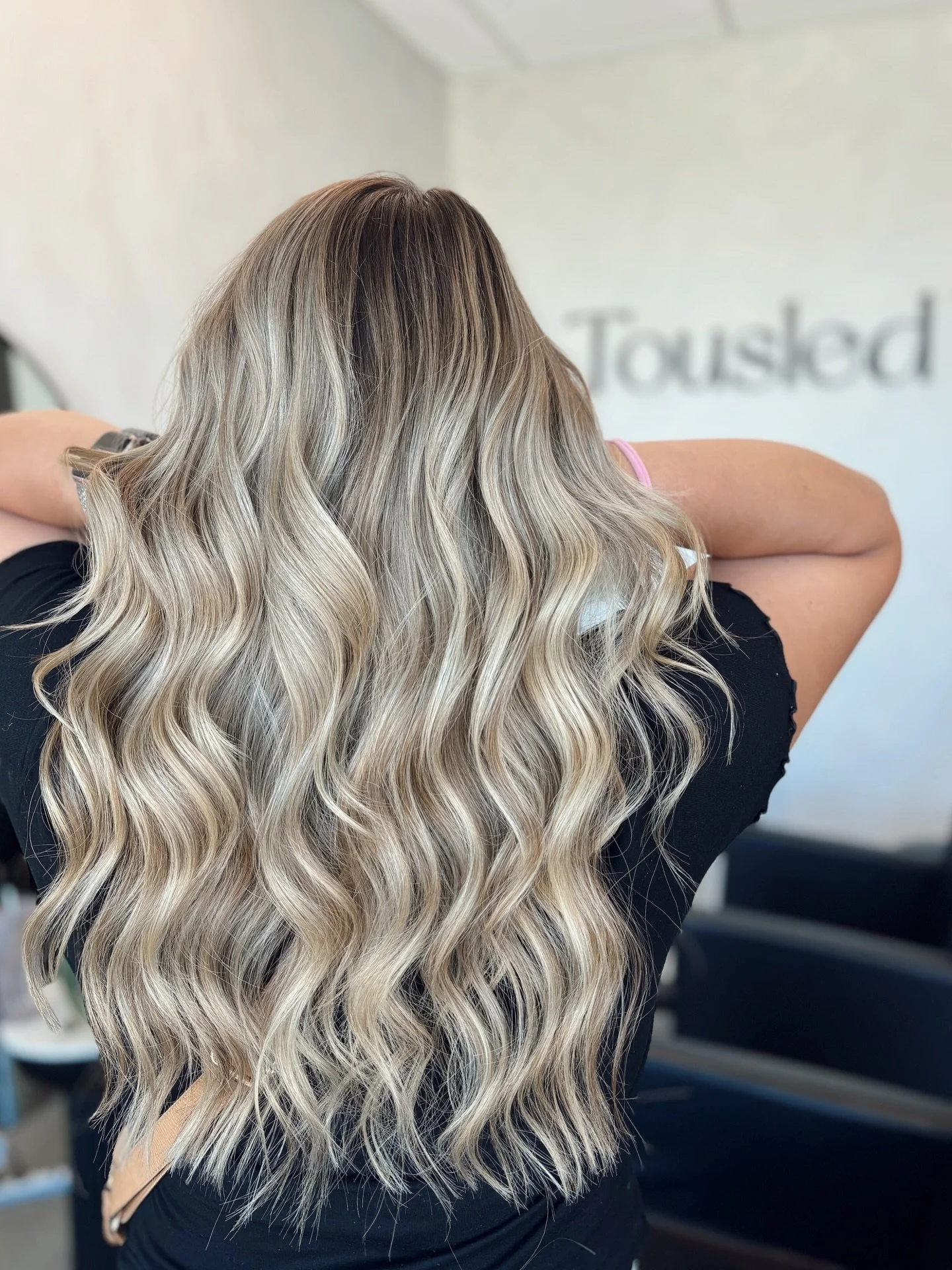 Back to blonde 👱🏻&zwj;♀️ 

Last photo when we went brunette in April second photo the fade out!

Which do you prefer blonde or brunette!?

#hairbyjaclyn #blondespecialist #brunettetoblonde