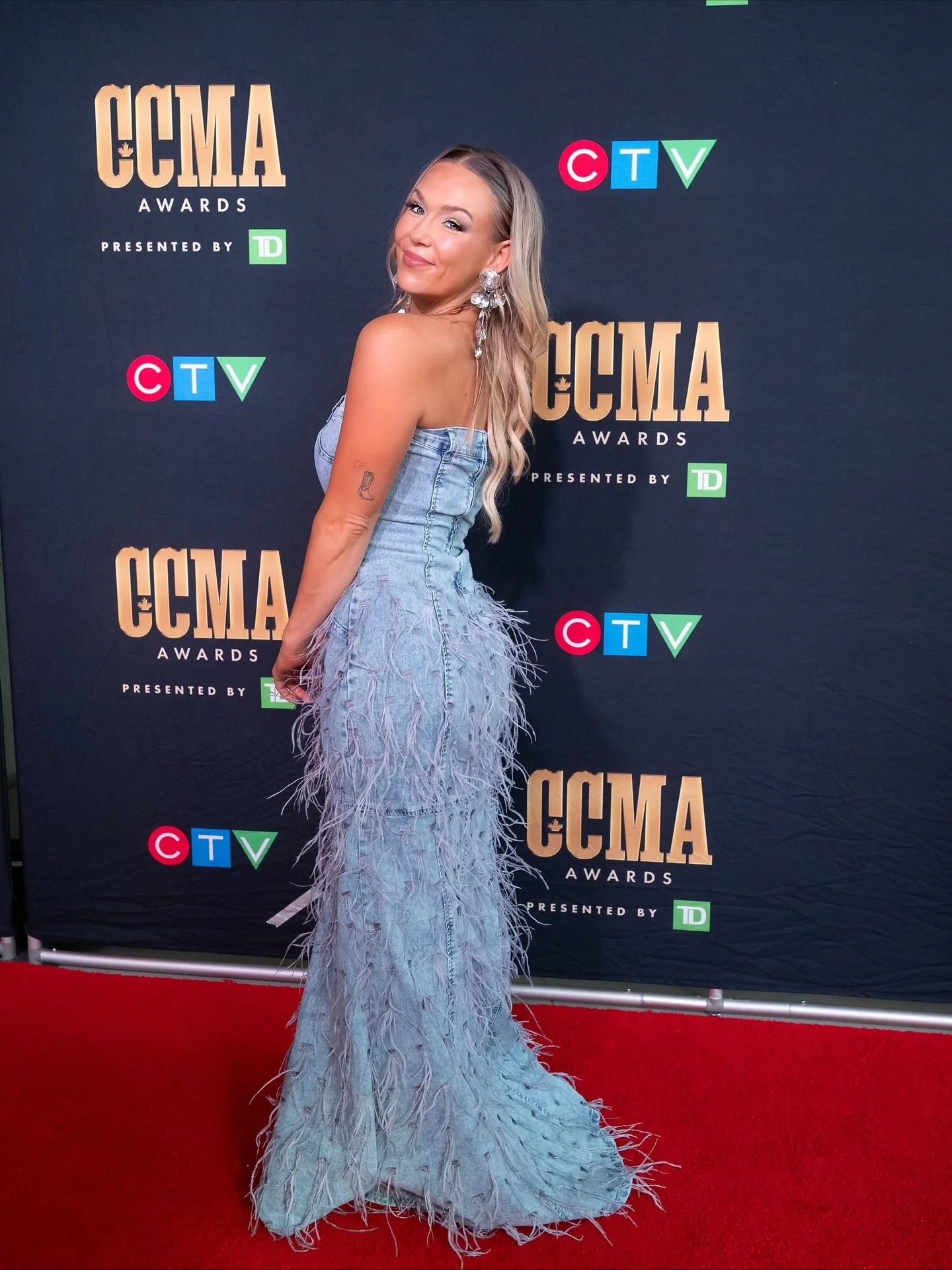CCMA weekend for @teigsxo 💕

@ccmaofficial 
@denimonthediamond 

Makeup 💄 @samminchaumakeup 
Stylist 👗  @katyrobbinsstylist 

#ccmaawards #celebrityhairstylist #mobilehairstylist #countryconcert #awardshow #redcarpet