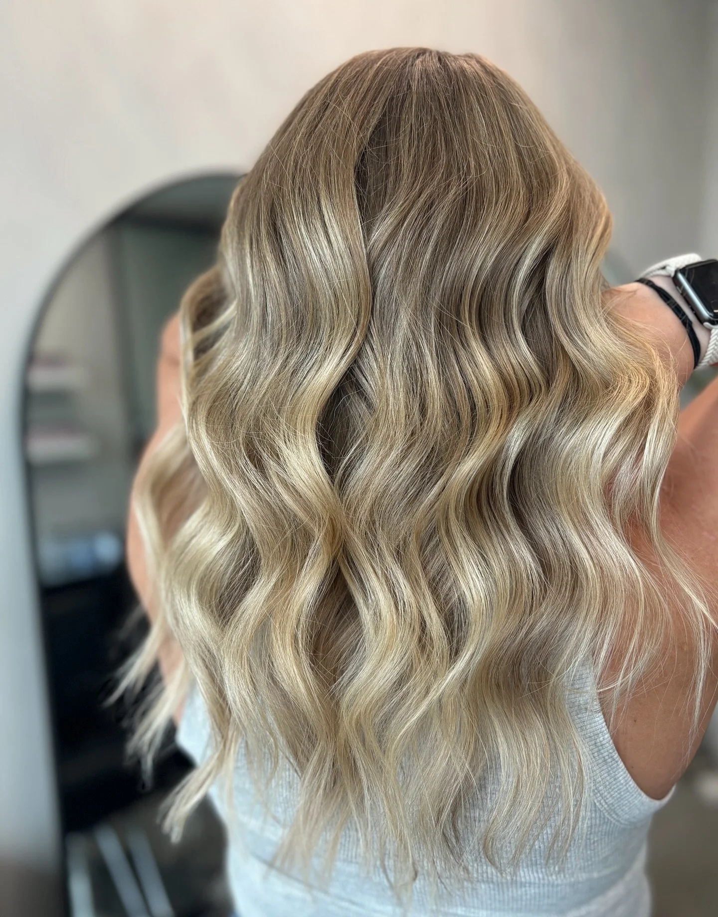 Blonde &amp; blendy for fall 🤍

Using all my favs 
@k18hair 
@wellahair 
@redken 
@unite_hair 
@framar