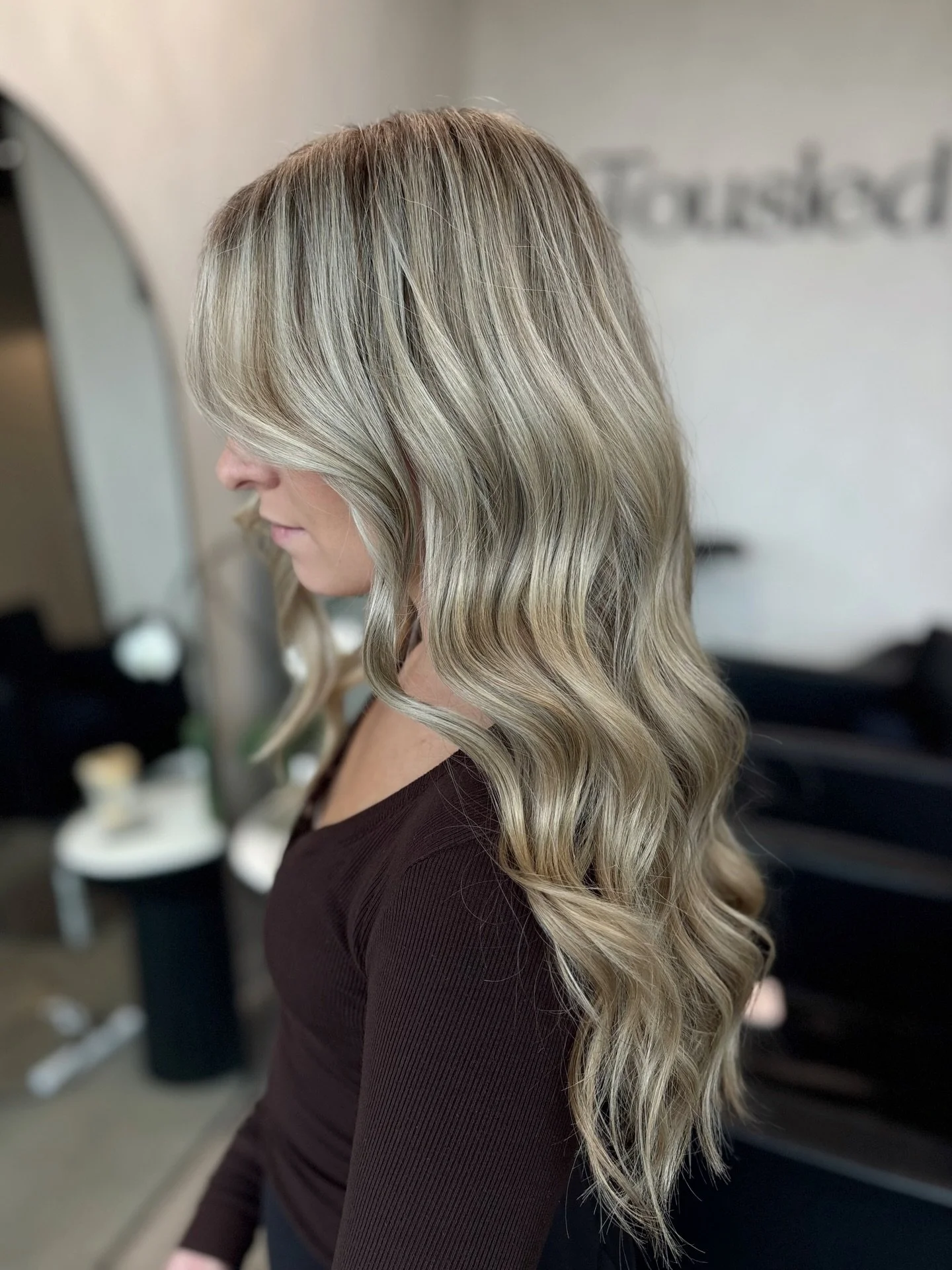 Winter Blondie ❄️

Using @redken @wellahair @k18hair 

#blondespecialist #blondehair #beforeandafter