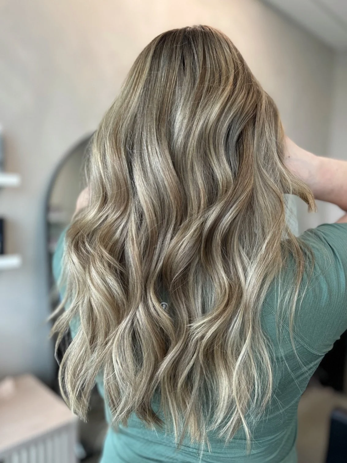 Subtle dimension to make that blonde pop ✨

Using @schwarzkopfpro @redkenpro @k18hair 

Only a few spots left for February DM to book!

 #blondespecialist #highlights #springhair