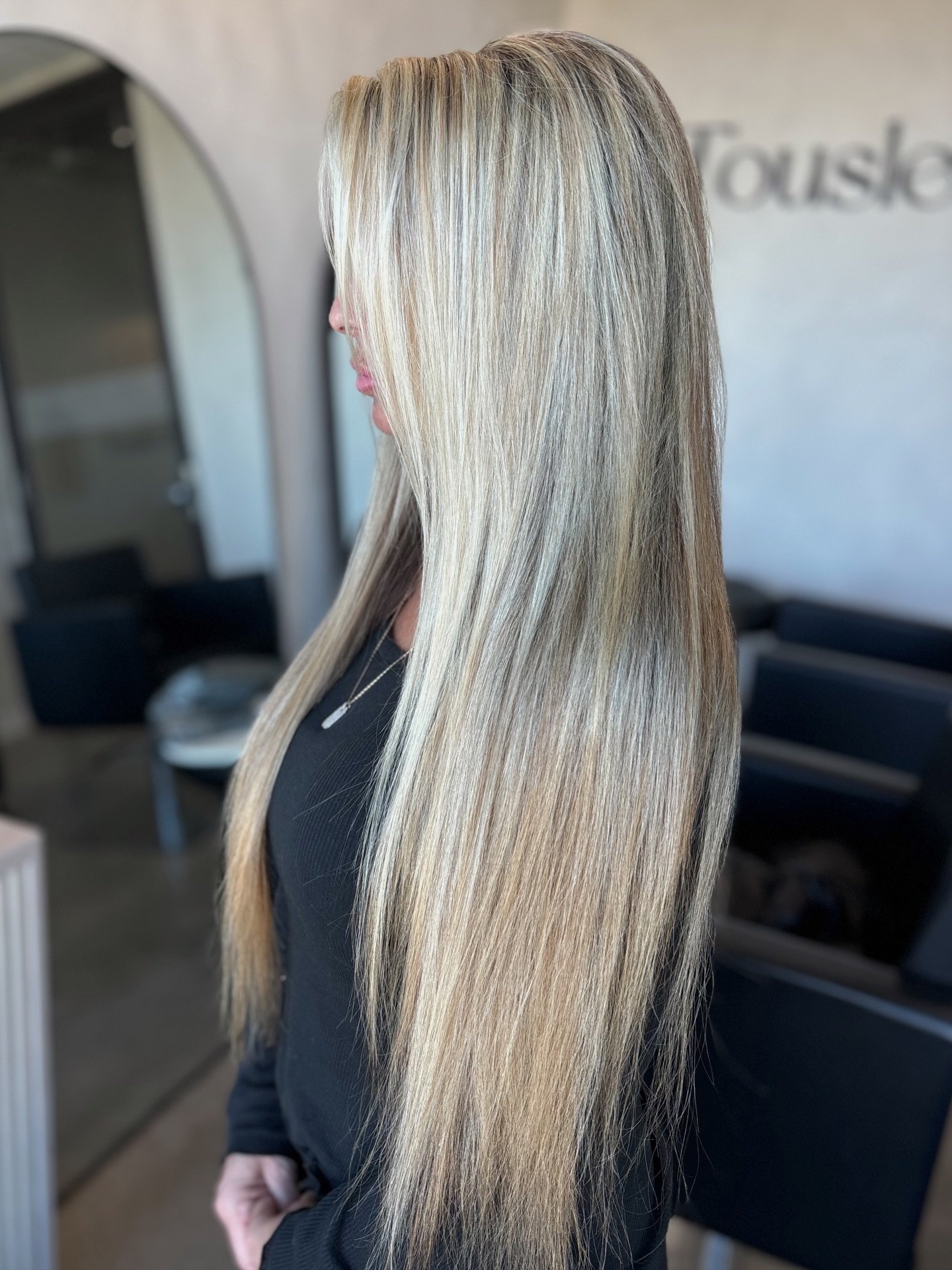 The most beautiful head of hair ✨

Lifted to the perfect level - no toner needed.
Just a Crystal Clear gloss with @redken Shades EQ for unreal shine + softness ✨

#hairhealth #blondespecialist #redkencrystalclear #healthyhair #longhair