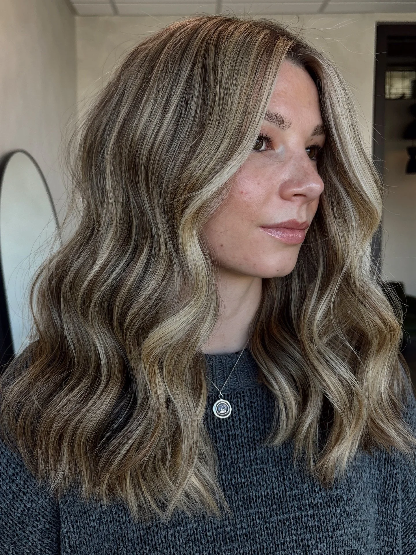 Lived in luxury 

Full head babylights using blonde IQ
Root tap 07N 07GB + tone 10G 10N 
@redkenpro

#blondespecialist #blondehighlights #beachblonde #redken