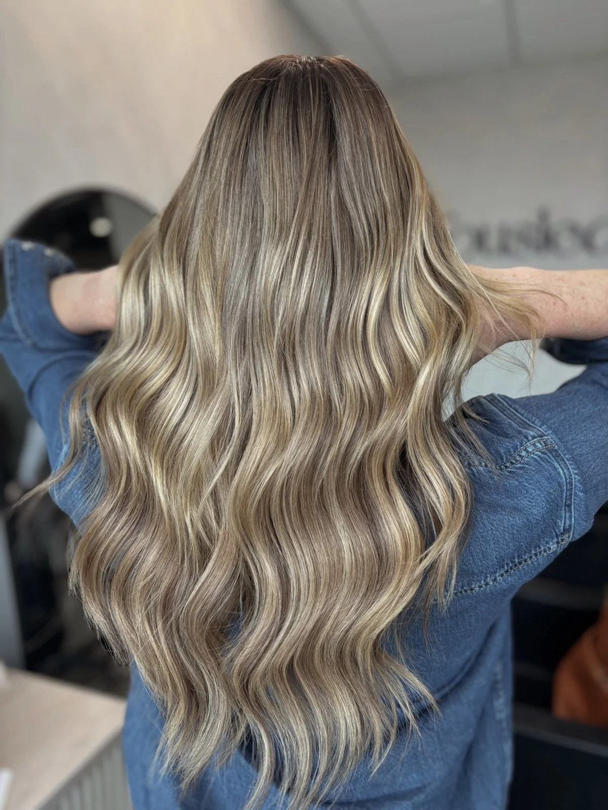 Custom blended @alchymiahair 🌼 

I don&rsquo;t usually colour extensions (custom ordering is my go-to ) but we wanted something softer + more natural 

Added lowlights with shades ALK &amp; toned with shades EQ and I&rsquo;m honestly obsessed with t