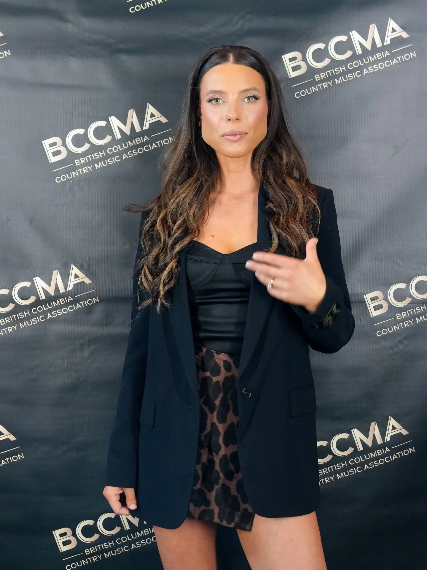 @annikacatharinamusic for the 48th annual BCCMA awards ✨ @bccountrymusicassociation 

Photo @eloramarketing 
Makeup @jaydakmakeup 
Tan  @goldenhunnitans 

#awardshow #countrymusic #celebrityhairstylist
