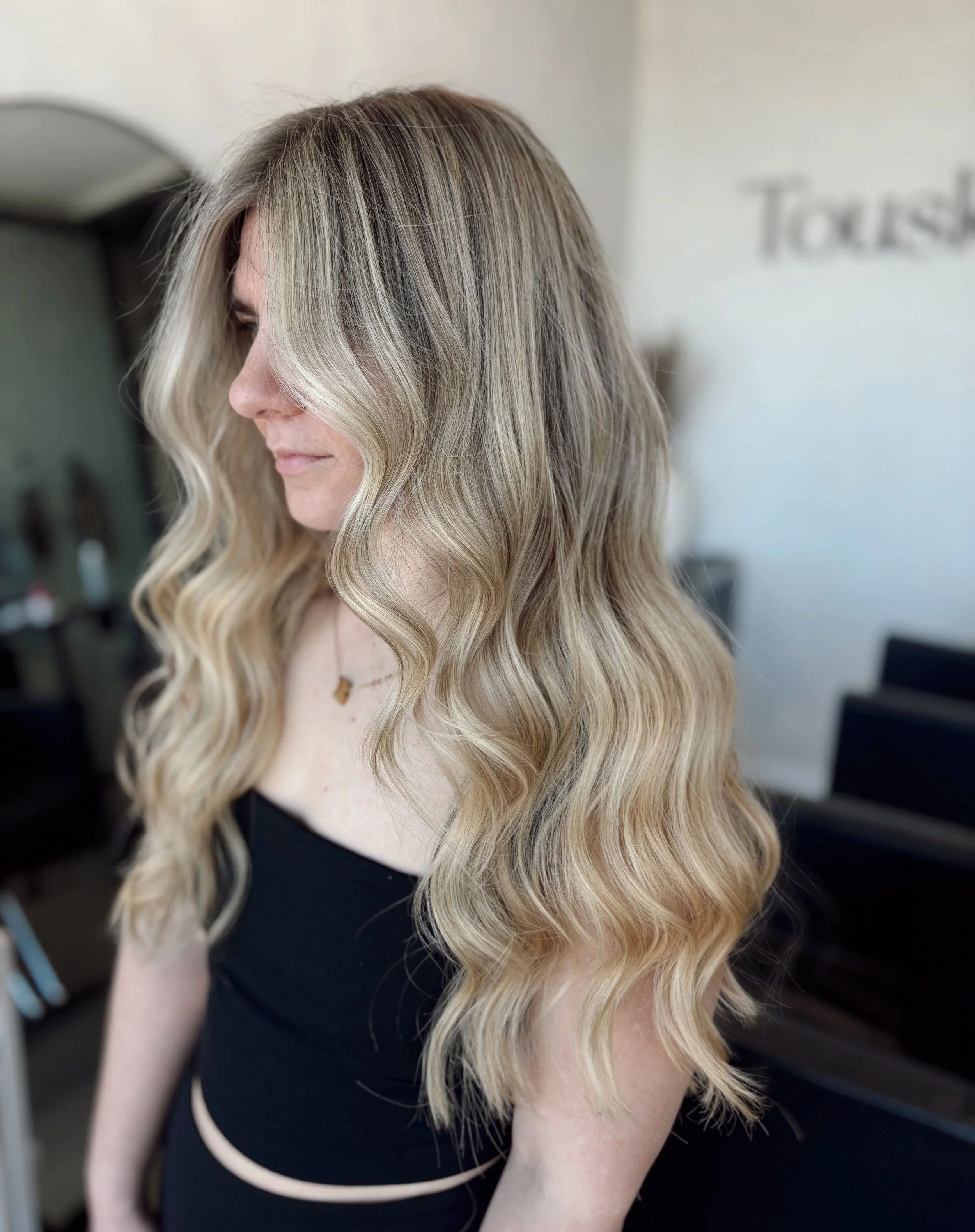 Blondie season is here!! 🌞 Make sure to pre book those summer appointments space is limited!

lifted using @k18hair @redken blonde IQ

#blondehighlights #summerhair #beachwaves