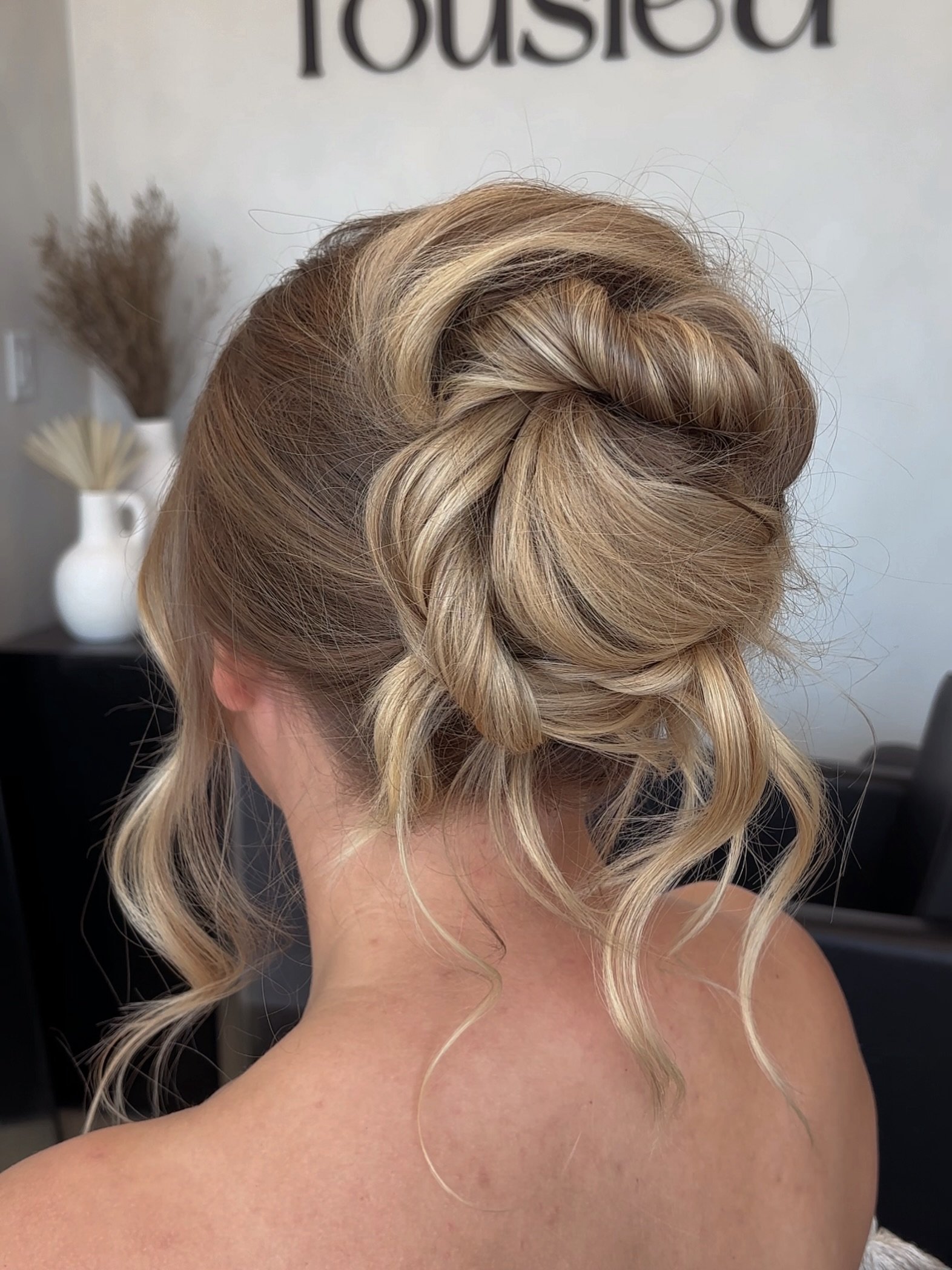 The most stunning bridal bun 🤍 Bridal trials are officially in full swing

#bridal #bridalhairstyle #highbun