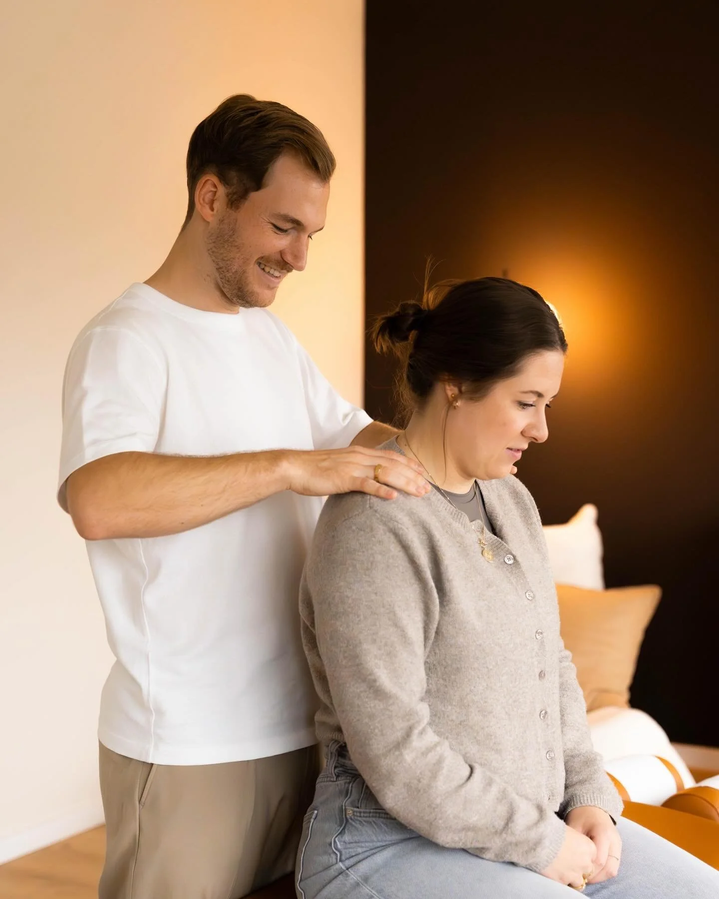 Wir kennen das doch alle: Ein voller Tag, viele Gedanken, alles l&auml;uft irgendwie gleichzeitig und pl&ouml;tzlich merkst du, wie dein K&ouml;rper auf Spannung geht.
Wenn es mal zu viel wird, nimm dir einen kurzen Moment nur f&uuml;r dich und atme 