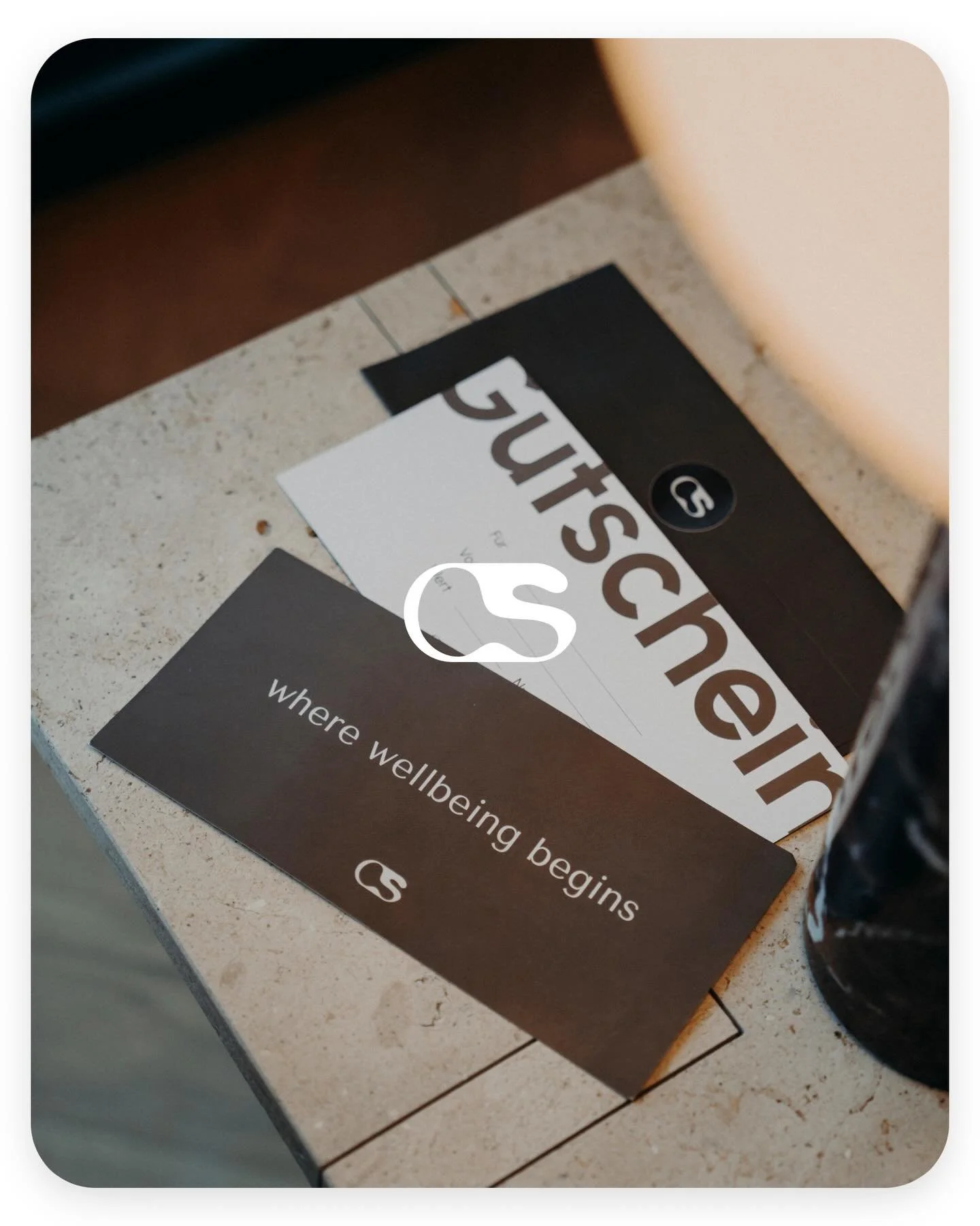 WHERE WELLBEING BEGINS ✨
Auf der Suche nach einem Geschenk, das wirklich von Herzen kommt?
Bei uns findest du ab sofort Gutscheine &ndash; perfekt f&uuml;r alle, die sich Zeit f&uuml;r sich, Entspannung oder etwas ganz Besonderes w&uuml;nschen.
Ob f&