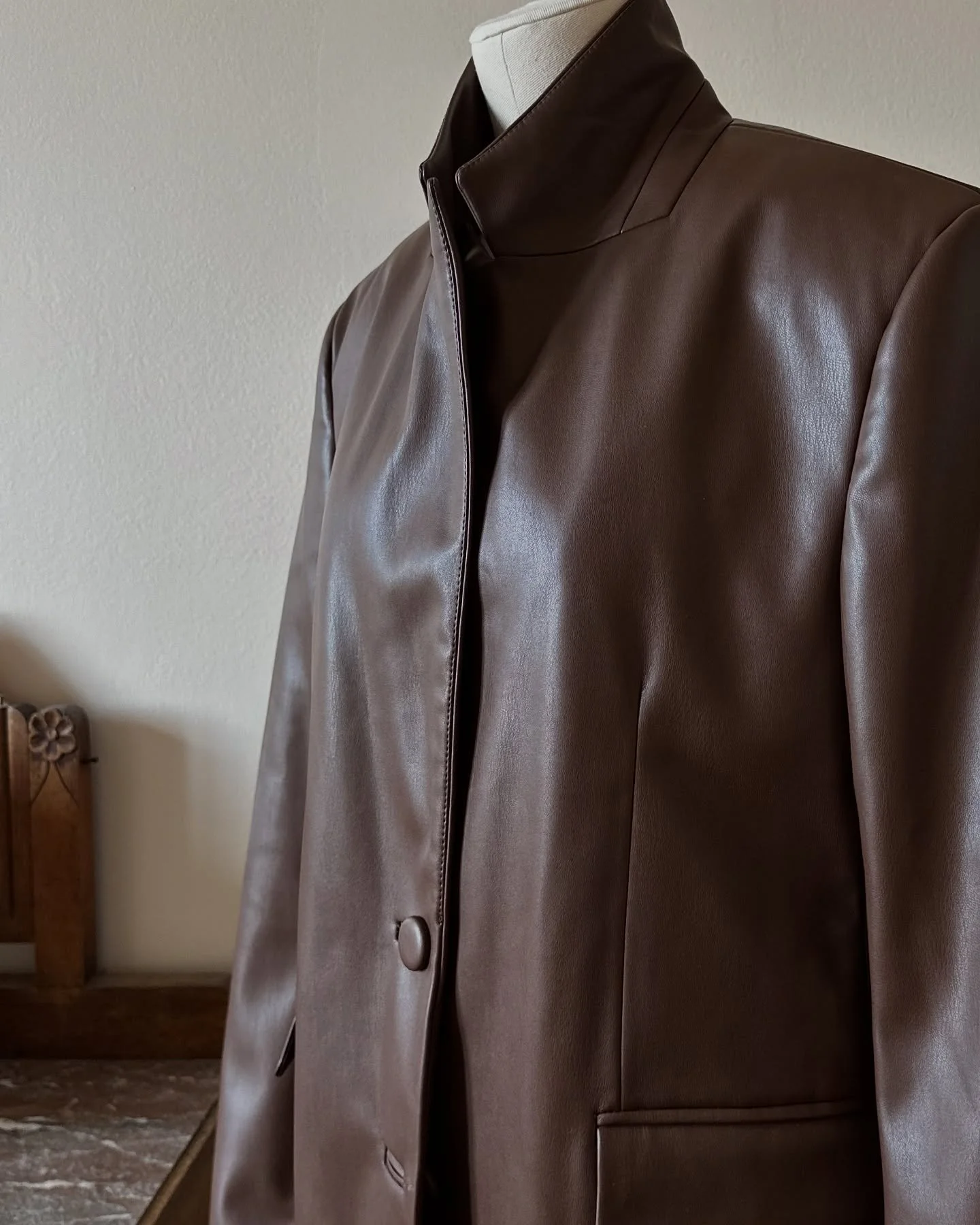 Sharp silhouette, sculpted shoulders, soft faux leather &mdash; a timeless edge made to stand out 🤎

&mdash;&mdash;&mdash;
Veste en simili-cuir
Sizes: 34-52 EU | Height: 154-184 cm 
clossome.com

#clossome #clossome_catalog #clossome_jackets