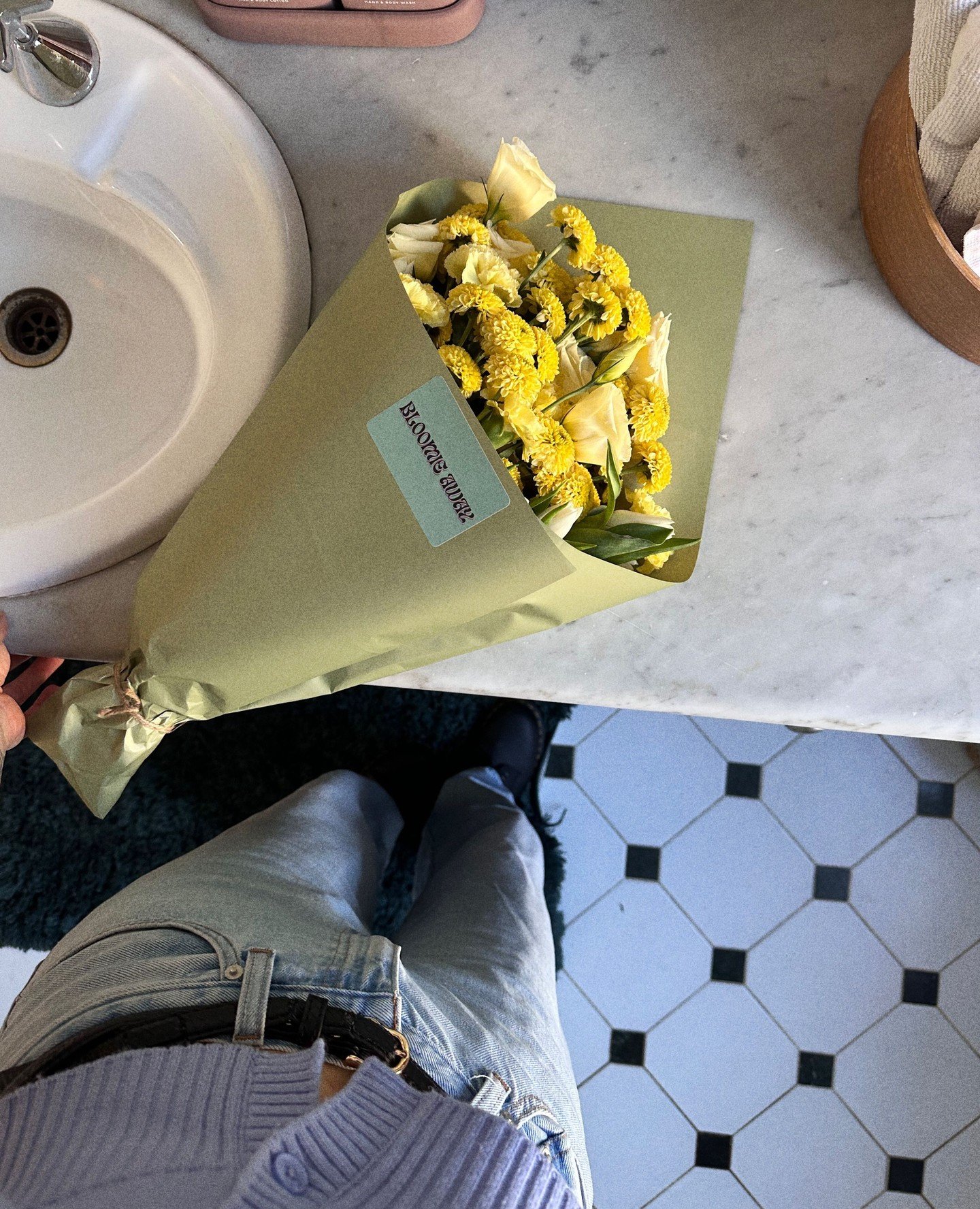 Cute ting 💛🍦🍨⁠
⁠
#adelaideflowerdelivery #bloomieaway #adelaideflorist