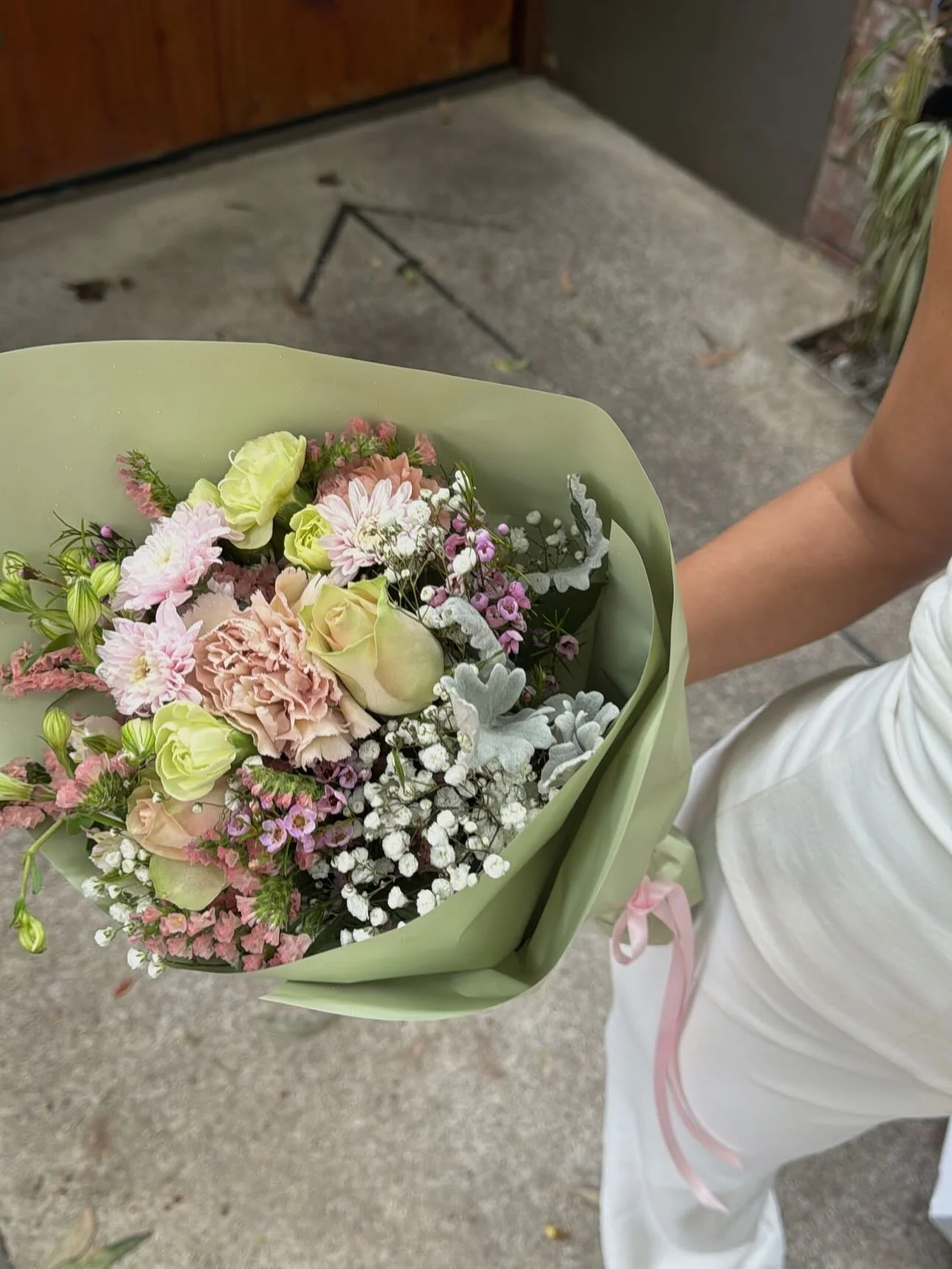 Current mood &gt;&gt;

Featuring the stunning @_ashalanzoni_ and our Strawberry Matcha bouquet 🍓

#adelaideflorist #adelaideflowerdelivery #bloomieaway
