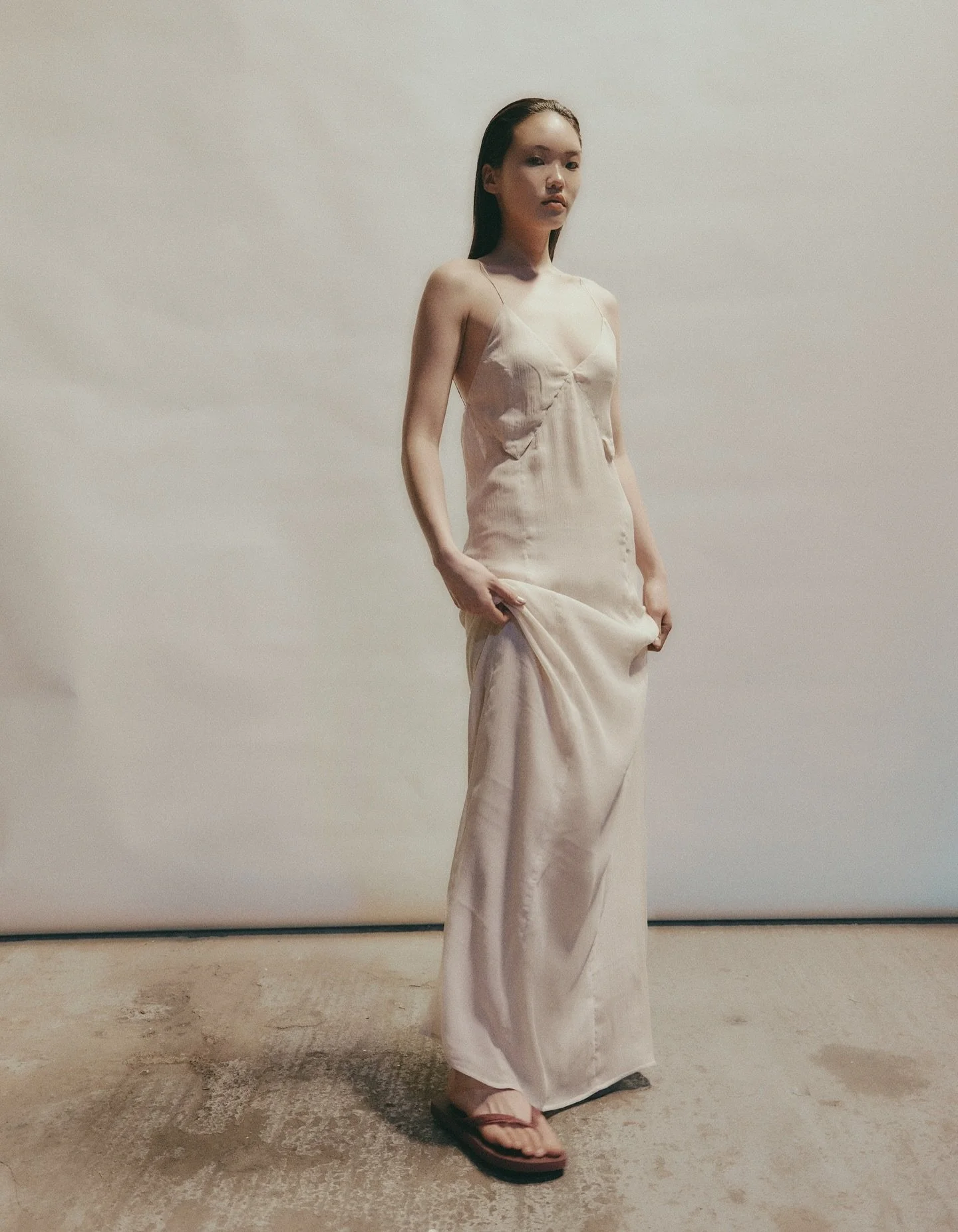 the Hana dress in silk yoryu

Delicate on first impression, the entirety is double-layered making it a great piece to style over your favourite jeans, as it is eventwear.